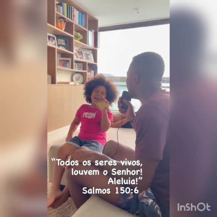 ロビーニョのインスタグラム：「Louvando com a minha Princesa 👸🏽  #obrigadodeus 🙌🏾」