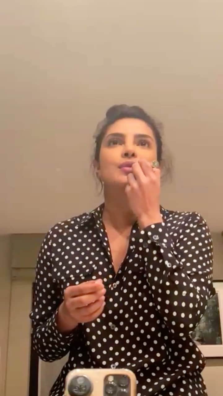 プリヤンカー・チョープラーのインスタグラム：「I may not have the most extravagant at-home glam routine, but it has worked out for me this far! 🤷🏽‍♀️😂」
