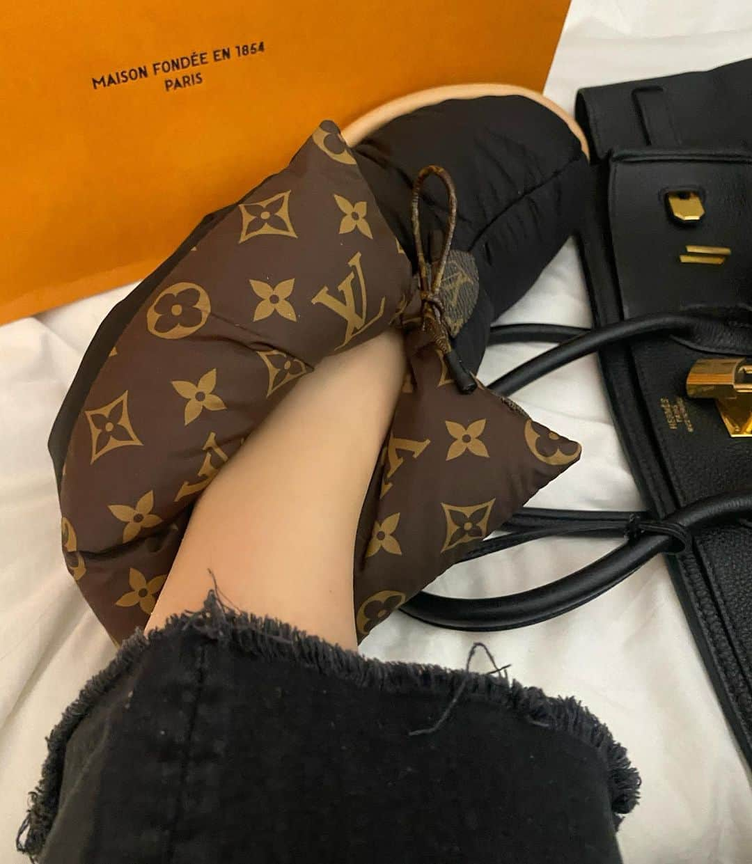 タビサシモンズさんのインスタグラム写真 - (タビサシモンズInstagram)「Did I mention I am never taking these off, at least not for the for seeable future @louisvuitton 😍😍😍 I love love them #obsessed #shoes PS it’s like having your feet in a cloud ☁️」1月22日 10時17分 - tabithasimmons