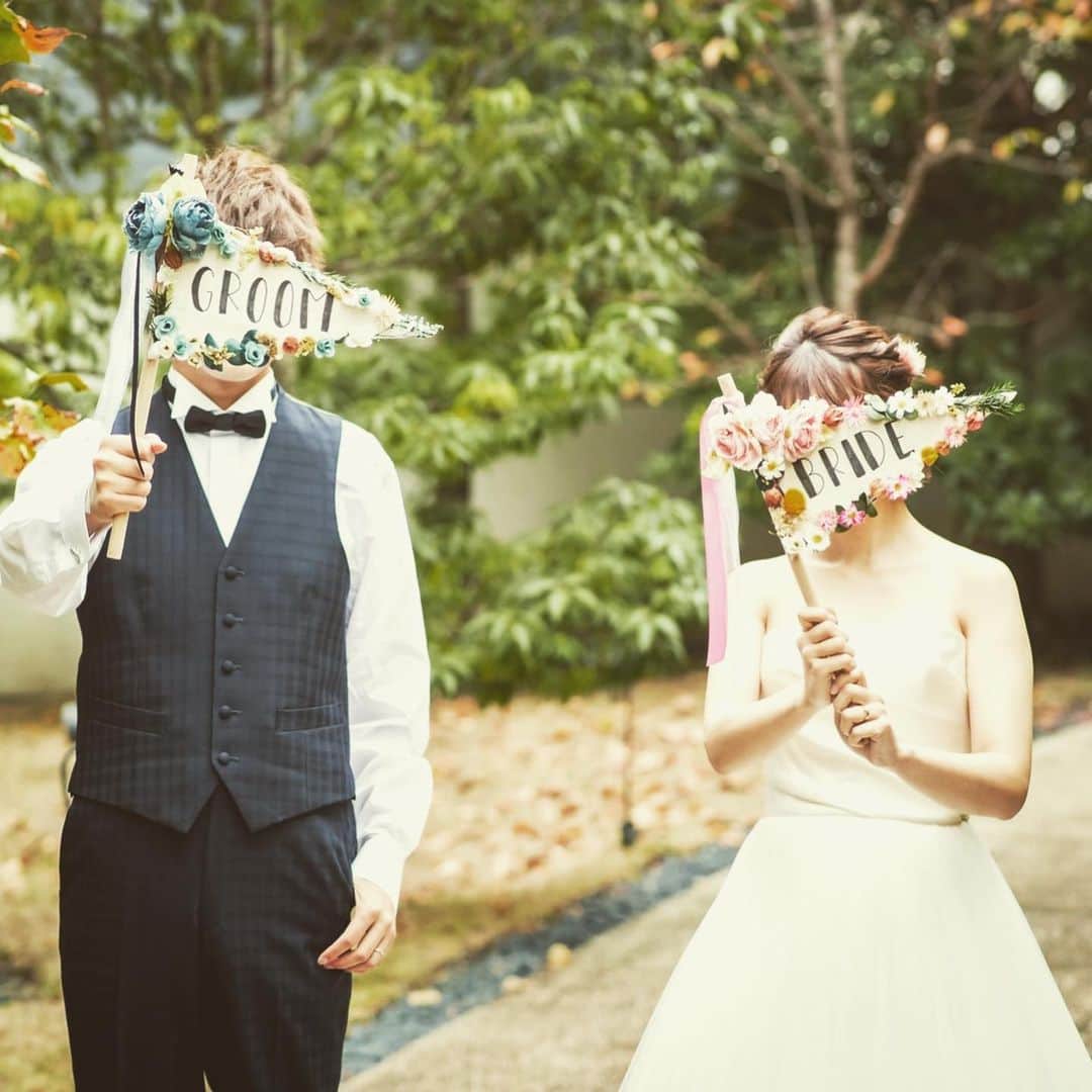 のインスタグラム：「前撮りでの一枚...  お手製のフラッグでお顔を隠されている可愛らしいお写真🚩🚩  前撮り時はいくつかアイテムを用意しより素敵に記念の一枚を残してみましょう✨  #麗風つくばシーズンズテラス  #茨城 #つくば #研究学園  #卒花嫁 #プレ花嫁 #関東花嫁  #全国のプレ花嫁さんと繋がりたい  #日本中の花嫁さんと繋がりたい  #ウェディングドレス #結婚式 #結婚式準備  #前撮り#ナチュラル　 #自然 #アイテム #wedding #weddingdress  #weddingphotography  #weddinghair #photos  #welcome #photography  #original #weddingparty  #instagood #instalike  #instagram  #dearswedding  #smile」