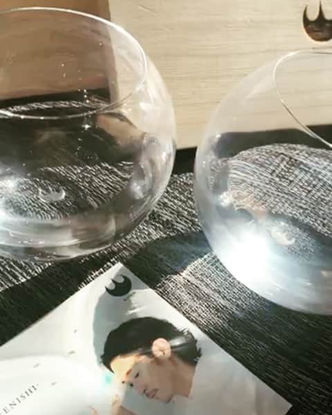 のインスタグラム：「どう持っても心地よく手に馴染んでくれるこの曲面、シンプルかつ究極の形なのでは🔵 日々の生活に気の利いた潤いを。 素敵なグラスをありがとう！ @yosuke_kubozuka  #WATASHI_JAPAN#watashijapan #縁#enishi」