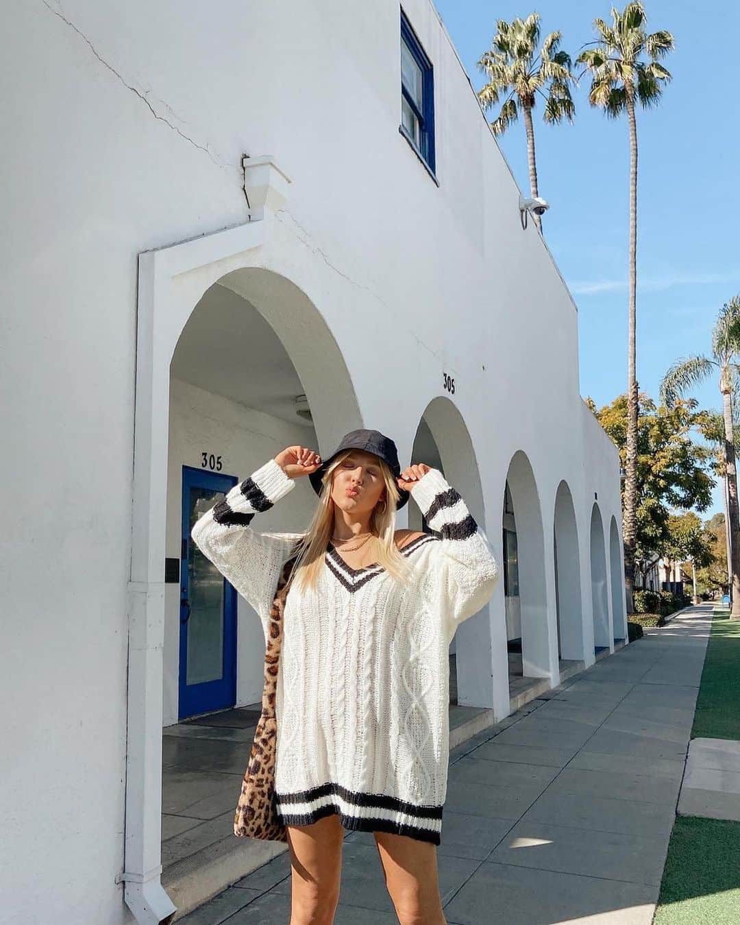 Beginning Boutiqueさんのインスタグラム写真 - (Beginning BoutiqueInstagram)「Weekend uniform ☕ Babe @cheridan.taylor spotted in the exclusive Ivy Sweater Dress Cream!」1月22日 10時25分 - beginningboutique