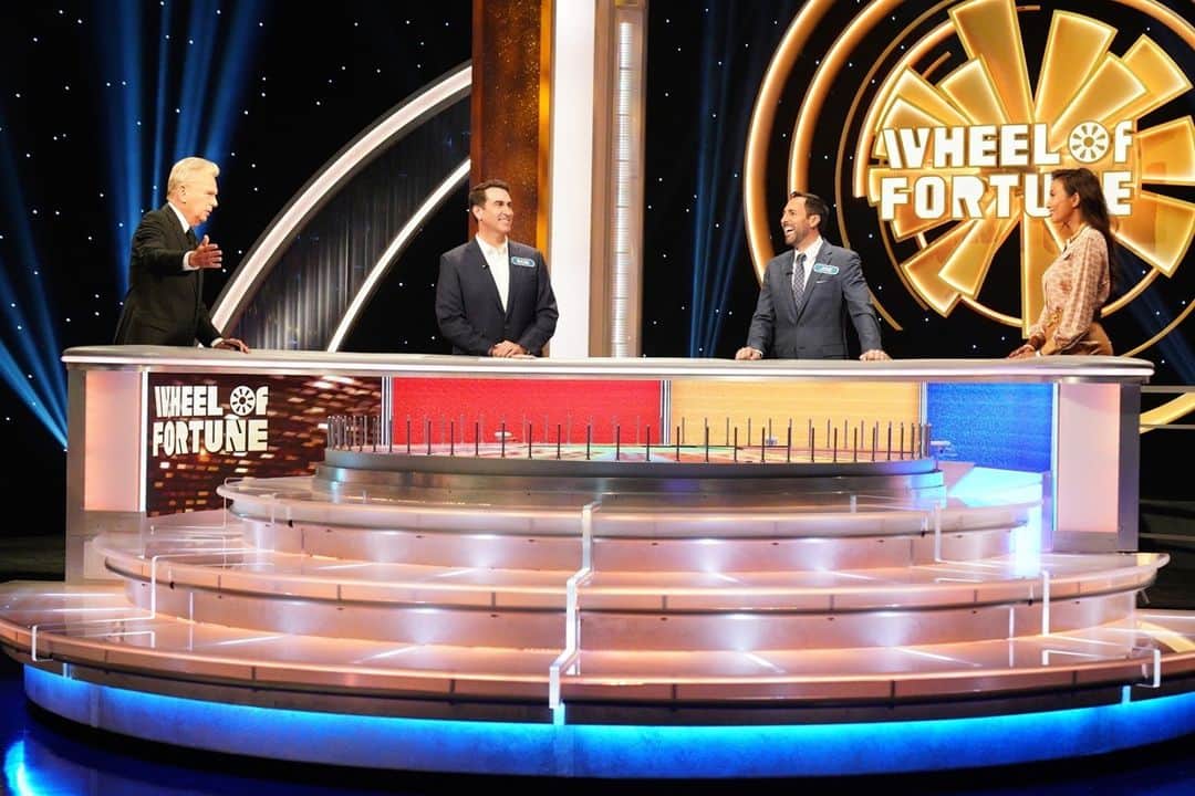 アメリカン・ブロードキャスティング・カンパニーのインスタグラム：「Playing it safe? The @holeymoleyabc crew has never heard of it 🤷‍♀️ #CelebrityWheelOfFortune」