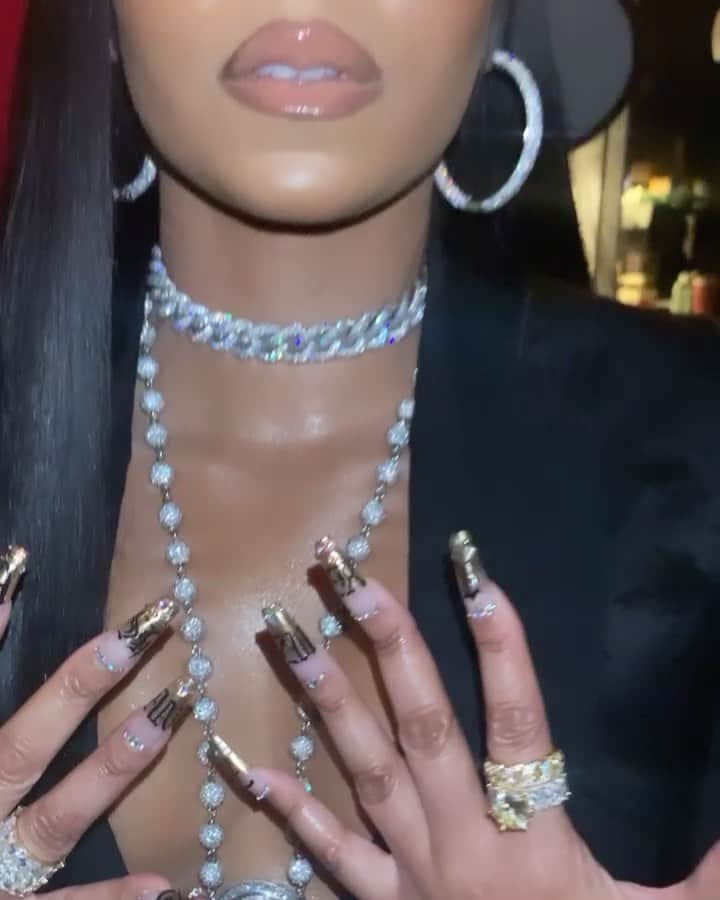 アシャンティのインスタグラム：「Details ✨💎💎 @pristinejewelers @honeydippednaildesigns @glossier  clear lipgloss  #workingwithglossier #femmeitforward」