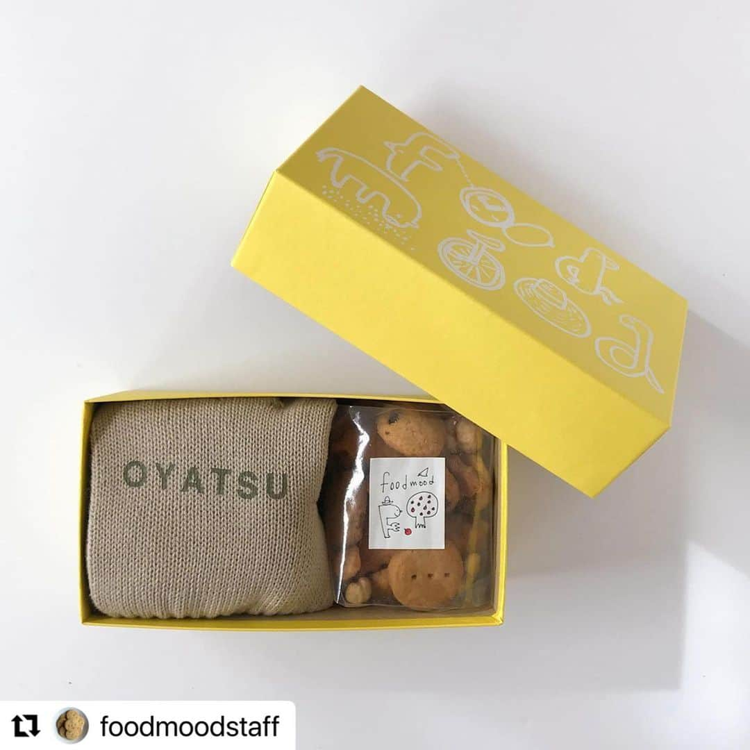 なかしましほ（foodmood）さんのインスタグラム写真 - (なかしましほ（foodmood）Instagram)「#Repost @foodmoodstaff with @make_repost ・・・ バレンタインに向けて、来週の通販でOYATSU GUNTEセットを販売します🍫 TEMBEAさんと作った2枚重ねのGUNTEは、オーブンミトンとしてはもちろん、防寒用の手袋にもお使い頂けます🧤 ミックスクッキーはピーナツバタークッキー・チョコとココナツのドロップクッキー・ジンジャークッキー・ナッツが入っています🍪 ※お色はベージュ×カーキのみのお取り扱いとなります。  現在店頭営業はお休みしておりますが引き続き通販を行ってまいります。プロフィール欄の通販ページのURLからご覧下さい。 ご購入の際には商品ページの注意事項をよくお読みの上、ご注意頂きますようお願いいたします。 お問い合わせなどは、火曜〜土曜の10:00〜14:00にお電話にて承ります。 foodmood 042-573-0244 #フードムード  #foodmood #なかしましほ  #TEMBEA #バレンタイン」1月22日 10時44分 - foodmoodshop