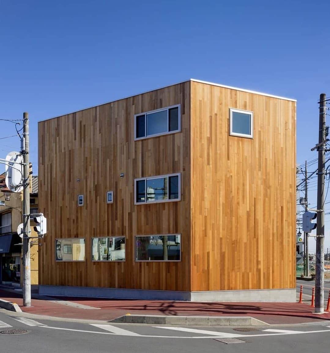feve casaのインスタグラム：「【住宅実例】 埼玉県春日部市に建つ、外観が印象的な住宅です。スクエアな形状と木目の組み合わせはオリジナリティあふれるデザイン。時の流れと共に変わる木の色味が、外観の印象にも変化を与え飽きさせない作りです。  設計、施工:R.クラフト  #フェブカーサ #木造住宅 #工務店がつくる家  #埼玉の工務店  #注文住宅のかっこいい工務店」