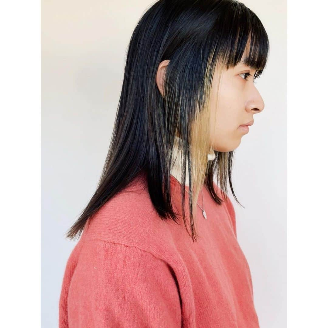 veticaさんのインスタグラム写真 - (veticaInstagram)「▼ vetica guest hair▼  前上がりインナーカラー。 髪を下ろしたり耳をかけたりする事で色々な表情を見せるstyleです🌿  hair安藤　@vetica_andoryu   #vetica #tokyo #harajuku #ladys#beauty #hair #cut #colo r」1月22日 10時55分 - veticatokyo