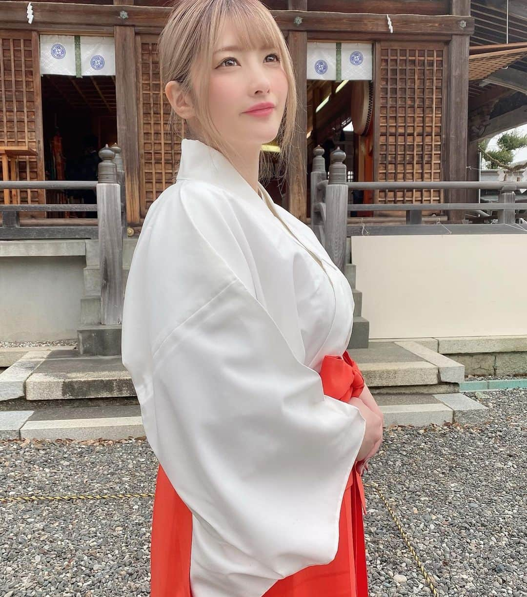 上矢えり奈さんのインスタグラム写真 - (上矢えり奈Instagram)「＊-＊-＊-＊-＊-＊-＊-＊. . 大歳神社さんで巫女さんに なりました⛩ なかなかこんな機会を いただくことはないので、 とても貴重な時間になりました☺️ ありがとうございました！. . erina. . ＊-＊-＊-＊-＊-＊-＊-＊. . #大歳神社　#巫女　#上矢えり奈」1月22日 10時47分 - k.erinyann