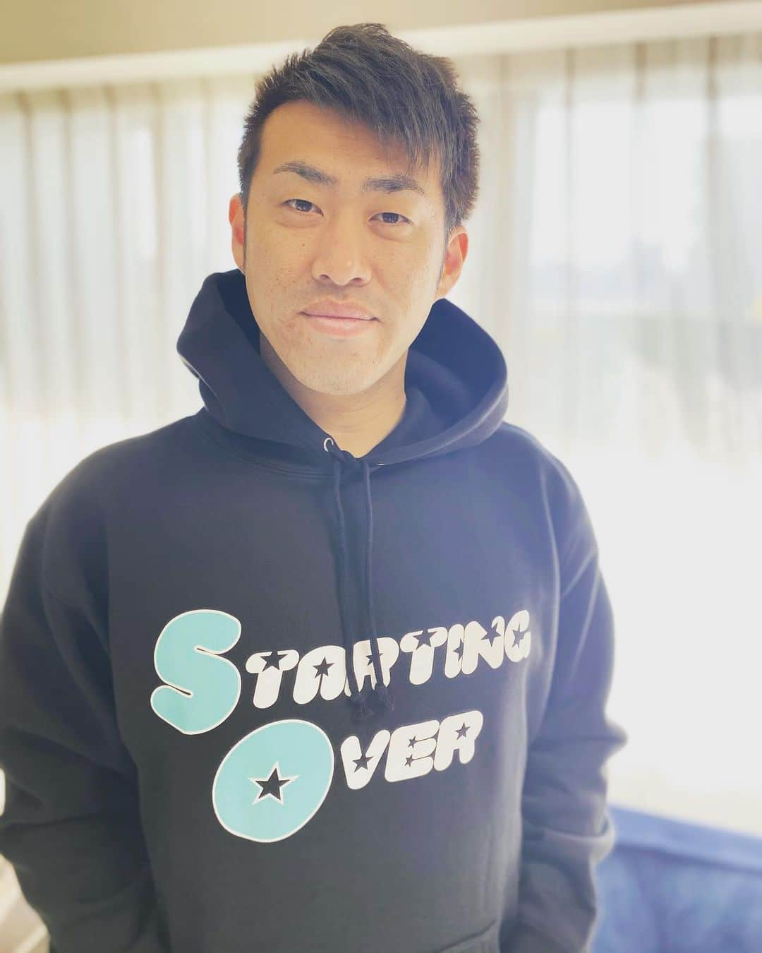 秋吉亮のインスタグラム：「剛史プロデュースのパーカー🤣 中はもこもこであたたかいし最高🤩  #startingover #上田剛史 #パーカー #同級生 #88年世代」