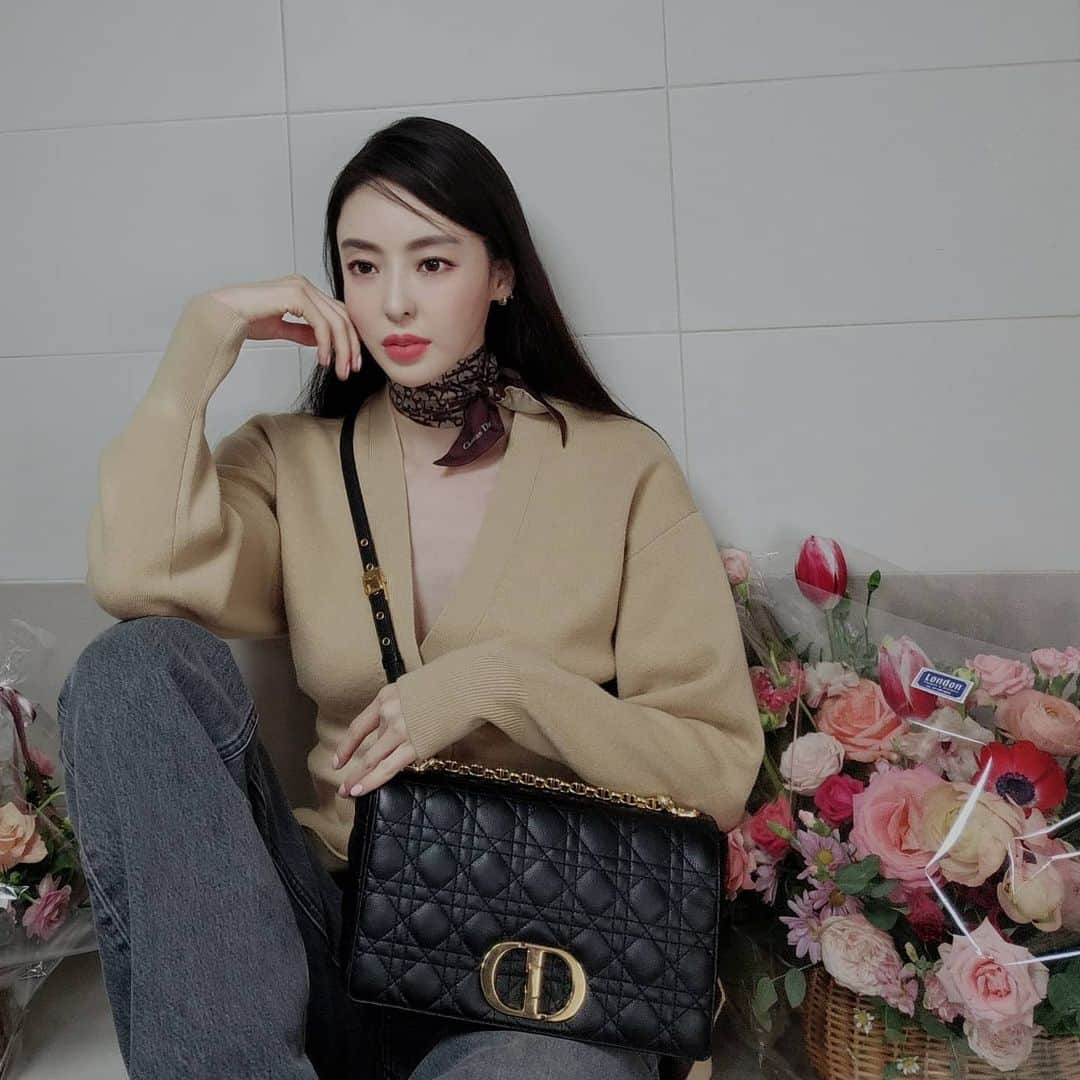 イ・ダヒさんのインスタグラム写真 - (イ・ダヒInstagram)「love dior🖤  #dior #diorcaro #giftedbydior」1月22日 10時49分 - dahee0315