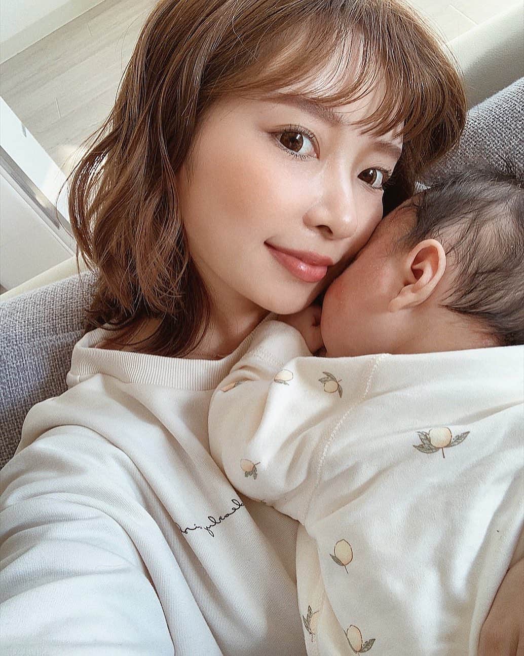 ayacasuのインスタグラム：「* * * ママ家事してるあいだ ひとりで寝てひとりで遊んで 我ながらなんて親孝行な子なんやろ🥺 いまも最近1日1回の爆弾ぶっかまして おむつ変えたら秒で寝た🤣❤️ 早く起きひんかなぁって起こしたくなっちゃう ママあるある☺️💓 * * * #新米ママ #新米ママと繋がりたい #10月生まれベビー #男の子ママ #男の子ベビー #おとこのこ #たまひよ #ママリ #ままのて #べびすたぐらむ #ベビフル #mamagirl #令和2年ベビー #babyboy #2020年ベビー #生後2ヶ月 #2ヶ月ベビー #2ヶ月baby #まますたぐらむ #ママさんと繋がりたい #ママスタグラム #子育てぐらむ #子育てママ #成長記録 #育児日記」