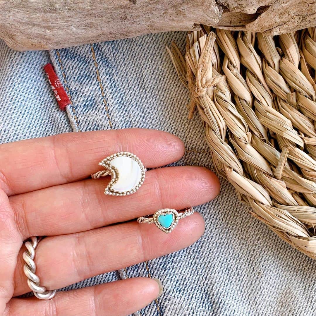 the_thebonz20のインスタグラム：「new ring!!  moon shell & mini heart turquoise  どちらも天然のパーツを使用しています🐚🌎  リンクのストアよりご注文いただけます💁‍♀️  サイズなどもご相談下さい @thebonz20  #handmade#silver925リング#彫金#天然ターコイズ#天然ターコイズリング#シェルリング #moon#moonring#ムーン#月」
