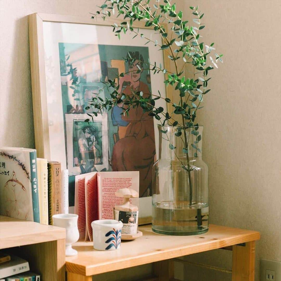 北欧、暮らしの道具店さんのインスタグラム写真 - (北欧、暮らしの道具店Instagram)「当店の人気者♪ ガラス花瓶で、インテリアに彩りを。 . - - - - - - - - - - - - 買ってきた枝ものを、サッと活けるだけで サマになるのがうれしい！ テクニックのいらない 「リューズガラス」のガラスの花瓶。  床置きしても安定感あるのに、 テーブルの上においても邪魔にならない絶妙サイズ。  口が大きいので、洗ったり お手入れのしやすさも魅力なんです♪  食卓に少しグリーンがあるだけで、 お気に入りの空間に変わりそうです◎ 新生活のプチ模様替えにもおすすめですよ。 . - - - - - - - - - - - - リューズガラス/フラワーベース（高さ26cm） . #interior#interiors#livingroom#homedecor#instahome#homewares#green#flower##模様替え#花瓶#フラワーベース#グリーンのある暮らし#リューズガラス#グリーン#植物#インテリア#北欧インテリア#リビング#暮らしを楽しむ#日々の暮らし#北欧#暮らし#北欧暮らしの道具店」1月22日 10時53分 - hokuoh_kurashi