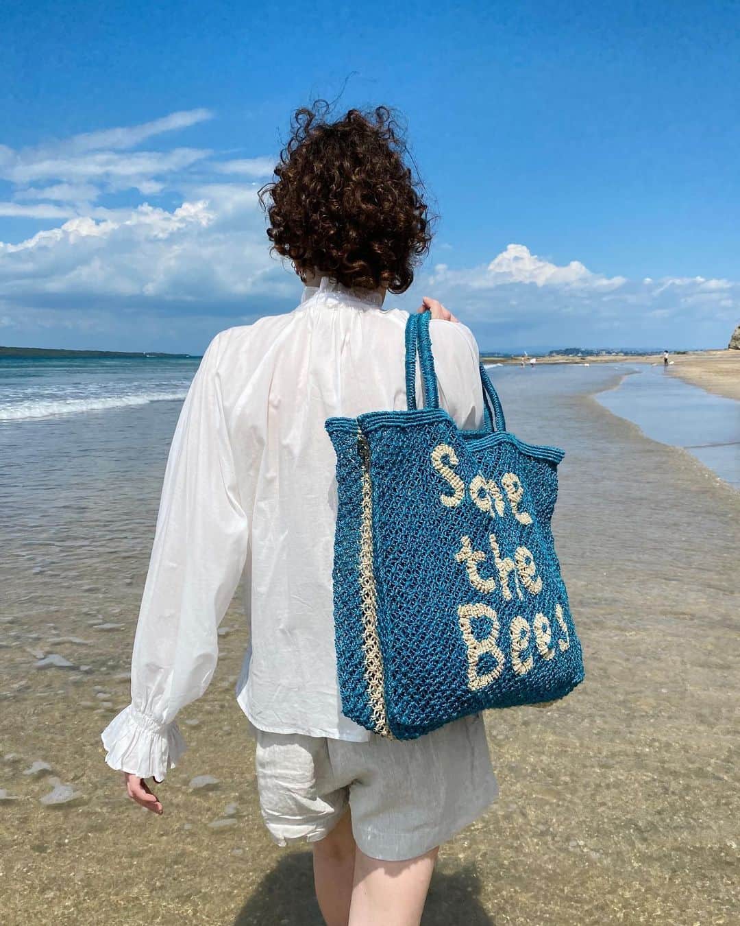 カレンウォーカーのインスタグラム：「Welcoming @thejacksonslondon to Playpark by KW // These playful handcrafted jute bags are a collaboration between Louise Jackson and the skilful traditional handicraft workers of Southwest Bangladesh. They’re made from locally grown jute with minimal environmental impact. The  joyful colours reflect vibrant local hues and this entirely plant-based product is skilfully woven for bags that are light, flexible and durable. Since 2012 income earned from the collaboration has empowered local women in this region of Bangladesh, improving access to health and education // More styles available in Newmarket, Britomart & Ponsonby stores」