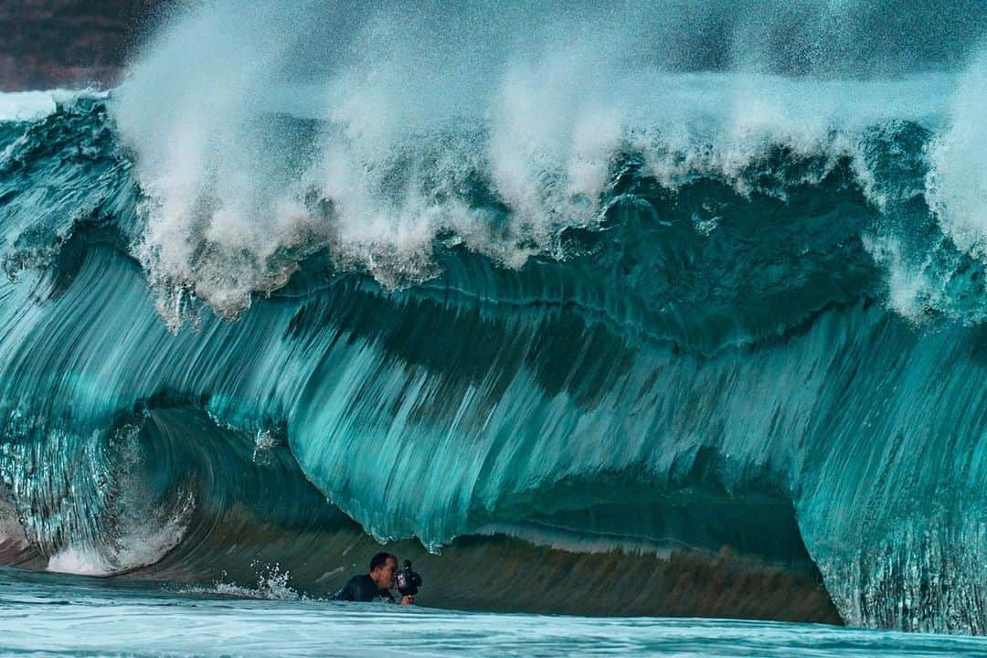 クラーク・リトルさんのインスタグラム写真 - (クラーク・リトルInstagram)「Squeaking under🌊📽🤙🏼 #hawaii #shorebreak #slab #clarklittle 🆑 photo @jacobvandervelde」1月22日 10時56分 - clarklittle