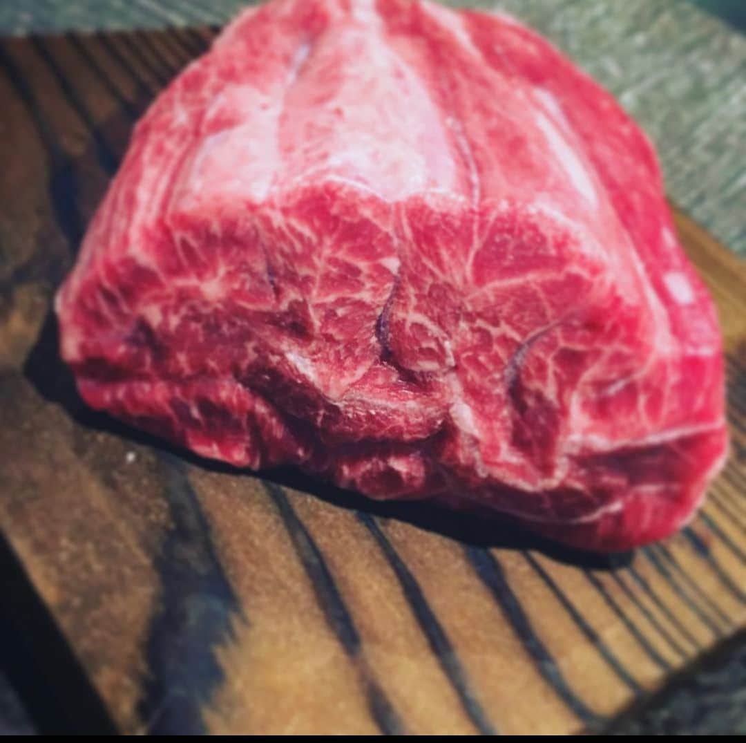 のインスタグラム：「おはよう御座います。 吟難波店でございます。  こちらは先日紹介した 外ももの一部 「千本筋」 見えますか白い筋が… これがまた美味しい わずかしか取れない希少部位です。  ⭐️ランチ営業26日〜⭐️  :豆腐サラダ :コシヒカリ :椀物 :香の物 :小鉢 :焼き贅沢3種盛 :デザート 1800円(税別)  ⭐️17日〜限定イベント⭐️ 16時〜17時までのネット予約 一休限定百合コース10000円(税別) 何と30%off今だけ  緊急事態宣言のため Open　16時00分 close  20時00分 アルコールラスト　19時00分 コースラスト　18時00分  またお昼のご要望や テイクアウトなども 承っております。 何なりとお申し付け下さいませ。  ※菫コース以上 プレモル、角ハイ、酎ハイ All100円 16時〜18時までの ネットご予約のみ！  〒542-0076 大阪府大阪市中央区難波1-8-16 NAMBA HIPS 10F TEL 06-6214-1131 17:00〜20:00 (緊急事態宣言の為)  成人の為だけのイベント 更なる吟からお年玉 是非お早めのご予約を  またテイクアウトも 絶賛好評中です。 お早めのご予約を  #難波 #肉 #吟 #なんば #尾崎牛 #難波駅 #駅チカ　 #テイクアウト #弁当　 #大阪難波　 #夜景　 #なんばHIPS　 #ヒップス #個室 #ワイン #スパークリング #記念日 #誕生日 #肉好きな人と繋がりたい #カップル席 #大阪グルメ #難波グルメ #難波ディナー #難波クーポン」