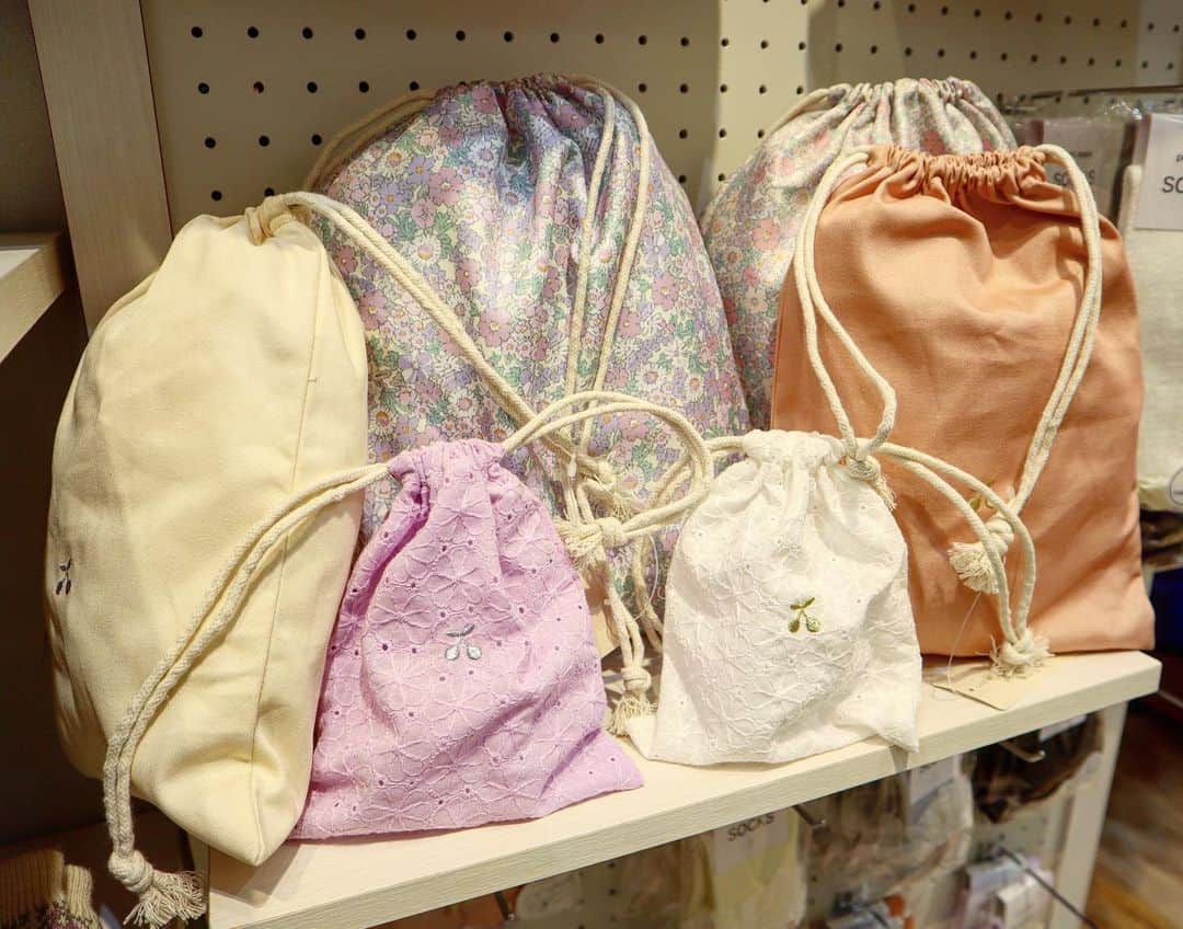LECT レクトさんのインスタグラム写真 - (LECT レクトInstagram)「お子様の晴れ舞台。 2階プティマインではオケージョンアイテムを取り揃えております。  #lect #レクト #petitmain #キッズファッション #オケージョン #セレモニー #子供服 #習い事 #入園式 #卒園式 #広島ママ# #ショッピングモール #広島市」1月22日 10時57分 - lect_hiroshima