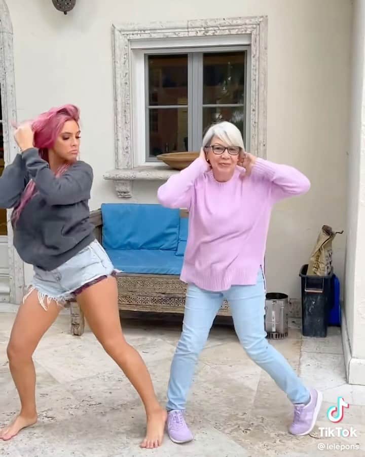 ヤンデルのインスタグラム：「#BubbleGum @lelepons @lavivasanita @tiktok」