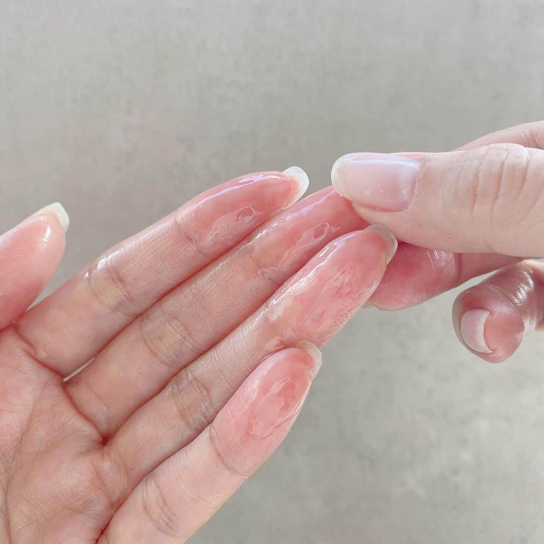金子エミさんのインスタグラム写真 - (金子エミInstagram)「ウイルスは🦠乾燥している手肌、指先に付着しやすいと言います。  消毒はしっかりしていても、また手を洗うからと、ハンドクリームを塗るという保湿ケアをしない方が増えています。  するとより一層、指先が乾燥して ひび割れたり、目に見えない傷のような状態になり 消毒をしていても、手肌が乾燥し手肌荒れをしていたらウイルス🦠が付着しやしくなるという  本末転倒のような状態になってしまいますので しっかりウイルスに負けない手肌を保てるように  手全体と、物を掴み触る指先には特に 保湿をしてほしいと思います。🙌🍀✨  私が使う【emito…】 ❶ドラゴンズブラッドボディスキンミスト 高濃度化粧水　美容成分　99.30% ❷ボディジューシーセラムアップ 高濃度美容液　美容成分99.84%  今まで何を使っても直ぐに肌が乾いてしまう方に 是非とも使ってほしい2ステップ 今まで感じた事がない位に 肌が瑞々しくジューシーになります🙌✨  🛒プロフィール欄にemitoショップURL ご紹介しています。  #手荒れ #手荒れ改善 #手のケア #ハンドケア #ウイルス対策 #emito  #ボディジューシーセラムアップ #ドラゴンズブラッドボディスキンミスト #ハンドミスト #ハンドクリーム」1月22日 11時06分 - emikaneko1114
