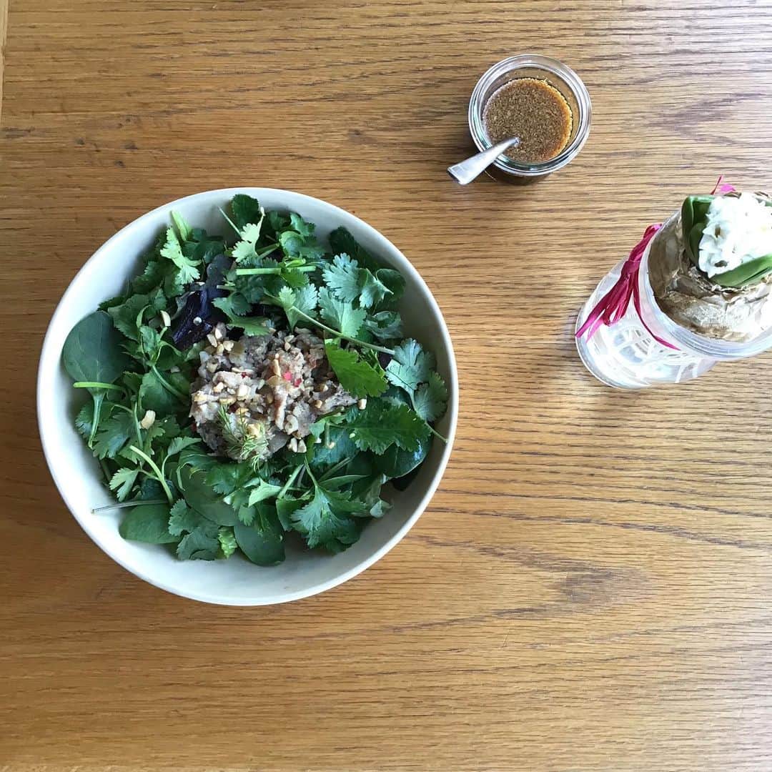 Pho 321 Noodle barのインスタグラム：「昨年の冬のはじめにお店にやって来たカーネギーも花開き、今日は暖かく、bun日和です。  no.1人気の　豚バラ肉とレモングラスを甘じょっぱく炒めた米粉の汁なし麺こと’bun pork’は ⚫︎細麺　甘酢ダレ　冷 ⚫︎太麺　お醤油ダレ　温 の2種類、おすすめのseasoningは 45epices有元くるみさんレシピのココナッツ醤油🥥、麺と具材を絡めてどうぞ。  comの日替わりのお惣菜は ⚫︎赤キャベツのカレー炒め　 ⚫︎カブのマスタードマリネ　 ⚫︎胡瓜ディル　⚫︎紅白なますの4品です。  海老とお野菜の生春巻きは 北海道三野農園さんのイエロービートルート&白にんじん、ファームレガーロさんの紅カブ、金時にんじん、紅はるか入りです。(イエロービートルート多めです💃🕺)  緊急事態宣言の解除が予定されている目安まで折り返し地点を過ぎましたが、引き続き安全第一で。 小まめに手洗い&消毒が効果が高いそうです✋✨  本日も間も無く11:30am opening 5:30pm last call 6pm closing、同時間でuber eats,chompy,ふたつのdelivery serviceも稼働致します🚵‍♀️  pick upのお時間に合わせてお作りする、to go boxのご予約はこちらから　☎︎03-6432-9586  善きfridayになりますように。  today’s recommend:bun pork(cold or warm),pho lovely veggie,3rd noodle,com pork,mini dong-pou-rou rice,extra organic veggie/boiled🥚topping and hot rhubarb syrup aid/tea time tailor  today’s opening 📻slow love from’sigh o’ the times/prince  #chompy #ubereats #fooddelivery #pho321 #togo #bun #米粉麺 #lemonglass #slowlove #carnegie」
