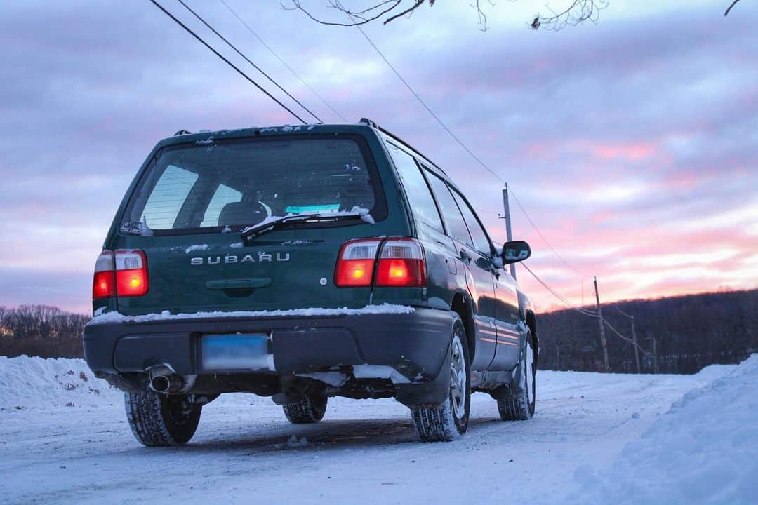 Subaru of Americaさんのインスタグラム写真 - (Subaru of AmericaInstagram)「2001 #SubaruForester enjoying the aftermath of a snowstorm in 📍Connecticut. #TBT #SubaruAndSnow (📸: @green_fozzy)」1月22日 11時15分 - subaru_usa