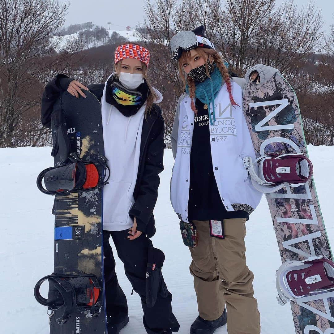 さぁちむさんのインスタグラム写真 - (さぁちむInstagram)「今年初スノボー🏂🤍 そして明日もwwwww  やっぱ楽しいでしかない最高😳❤️  #スノーボード  #スノーボード女子 #グラトリ」1月22日 11時19分 - saaachimu1123