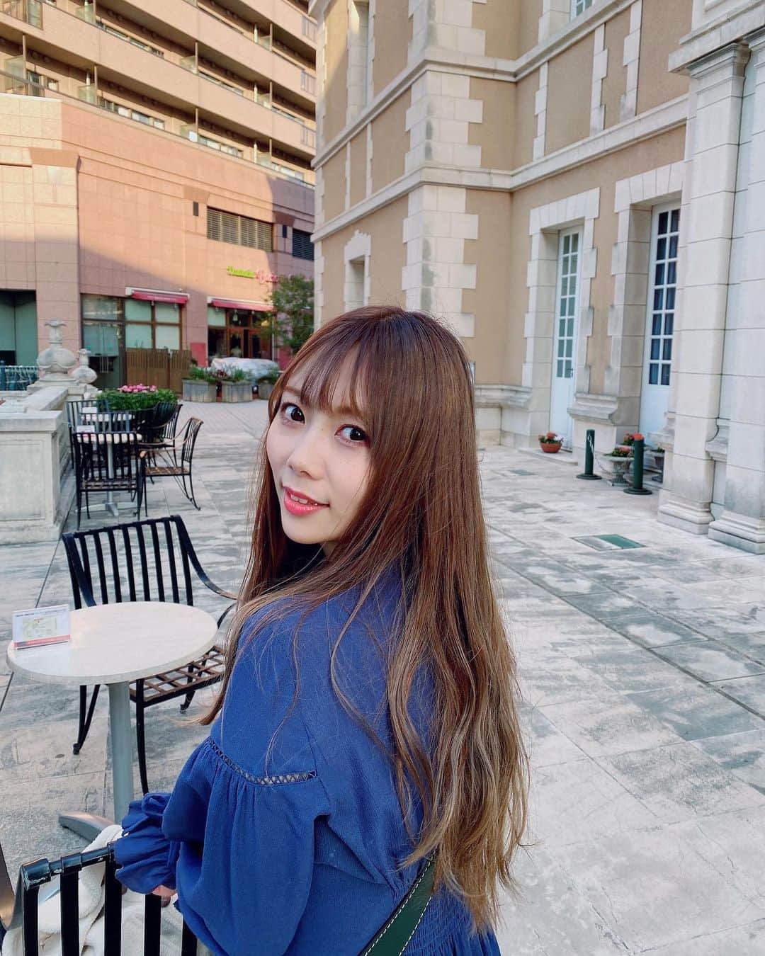 西村季里子のインスタグラム：「・  どこも出かけられないのに セールで服を結構買っちゃって、 髪も明るくしたし新しい服着て はやくどこかへ出かけたい…🦕🦕🦕  髪の毛の半分下くらいは 前回のブリーチ部分も残ってて 白くなってそれもまたいい感じ🤍  毎日ムラシャンしてトリートメントしてるから 傷みも少ない気がする👌🏻💕💕  これからも髪の毛 大事に丁寧にケアしてく！  #美容院#美容#ヘアケア#ヘアカラー #ブリーチ#ブリーチカラー#ハイトーン #ハイトーンカラー#ミルクティーベージュ  #グレージュ#トリートメント#ムラシャン #お出かけ#お散歩#恵比寿#ガーデンプレイス #follow#followｍe」