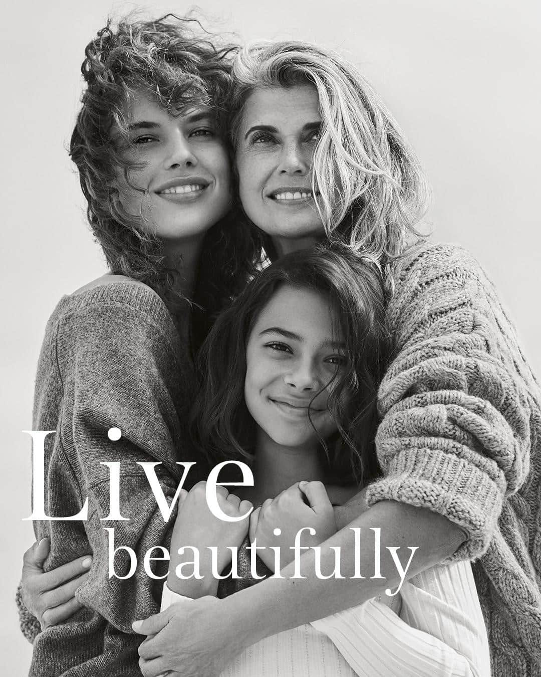 Clarins Canadaのインスタグラム：「A passion for beauty that starts from within.❤️ Since 1954, Clarins has helped women love the skin they’re in and radiate beauty.❤️ From generation to generation, we pass on our beauty and wellness expertise, and we feel honored to be on this journey with you.❤️⁣ __________⁣ Une passion pour la beauté qui vient de loin.❤️ Depuis 1954, Clarins aide les femmes à s'aimer, à s'accepter et à rayonner de beauté.❤️ De génération en génération, nous vous transmettons notre savoir-faire bien-être & beauté et nous sommes honorés de pouvoir vous accompagner à tous les stades de votre vie.❤️⁣ .⁣ .⁣ .⁣ #Clarins #LiveBeautifully #ResponsibleBeauty #Skincare #Makeup #Beauty #WomenSupportingWomen」