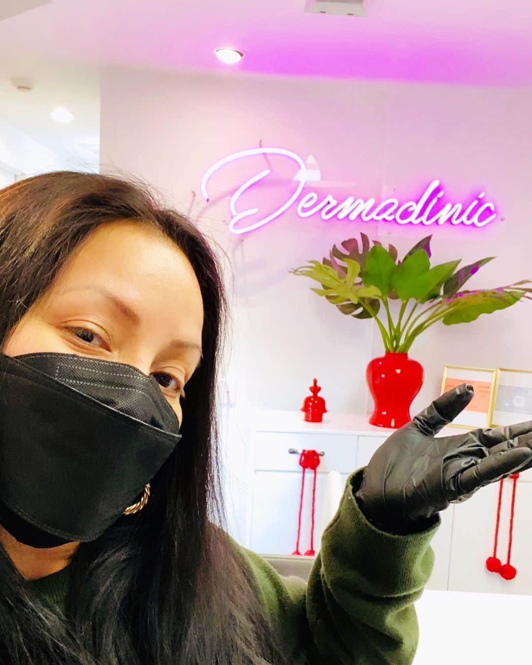 Carolina Gonzalezさんのインスタグラム写真 - (Carolina GonzalezInstagram)「😻THANK YOU😻  @dermaclinicenter @mvrlenny @nidis31 for taking great care of me🙏🏽 feeling fresh as a 🌼 !!! BOOK YOUR APPT & mention CODE: CGBEAUTY20 for 20% off  In MIAMI & now NYC!!!」1月22日 11時24分 - cgonzalezbeauty