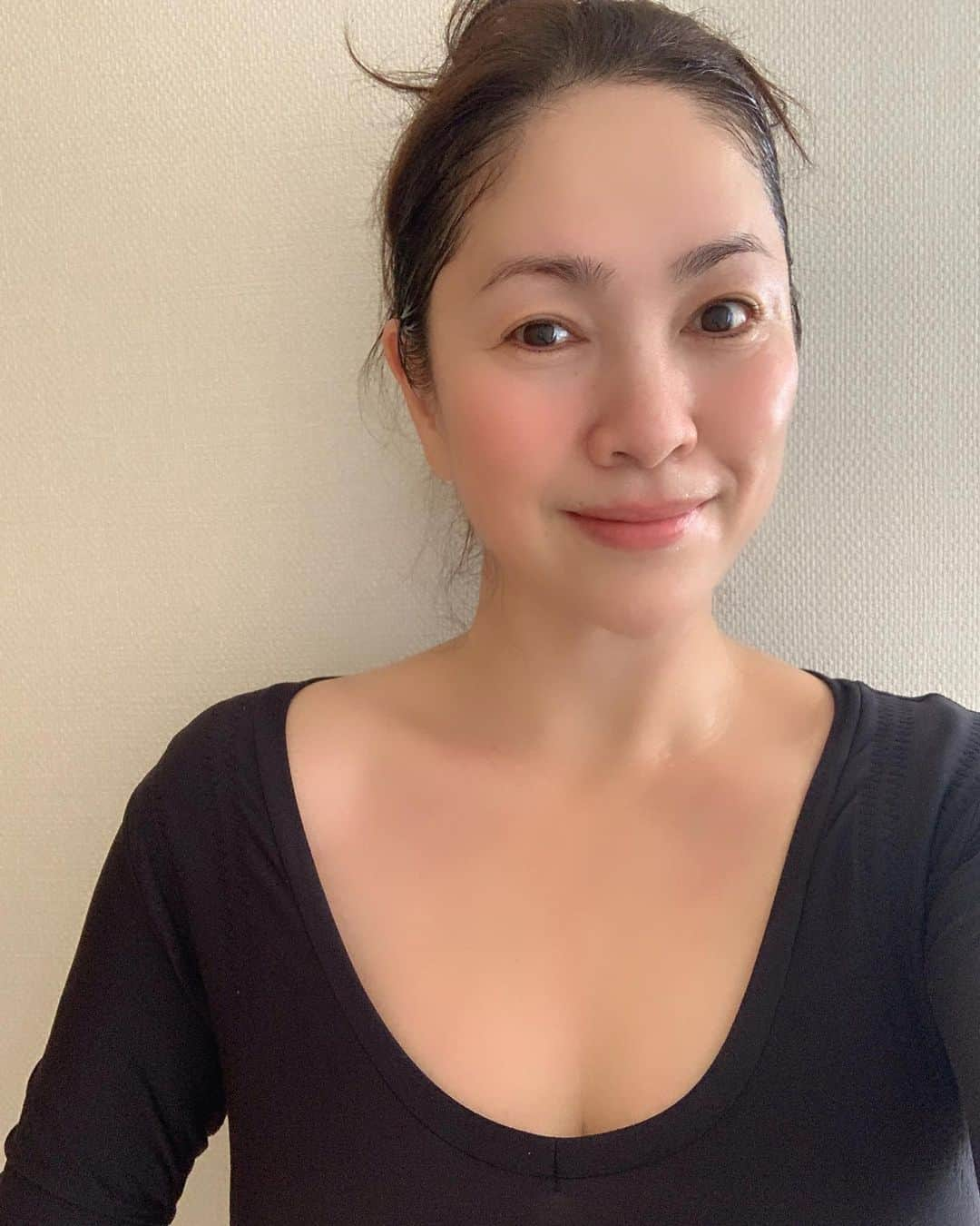 田中悦子さんのインスタグラム写真 - (田中悦子Instagram)「宅トレ。 ちゃちゃっとやって汗かきたいから 20分HIIT❣️ 汗かいて寒い😨⠀ ⠀  #宅トレ #手短に #時間がないから #ワーキングママ #滝汗 #スッキリ #アラフィフ #スッピン #hiitトレーニング  #パパっとがむしゃらに #カロリー消費 #ダイエット」1月22日 11時24分 - etsuko.reborn25