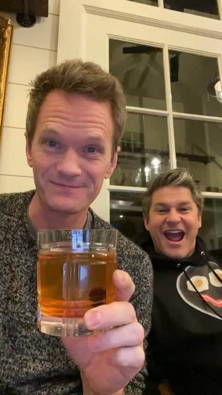 ニール・パトリック・ハリスのインスタグラム：「Cheers! To mark both the minute, and the future. Xo @dbelicious」