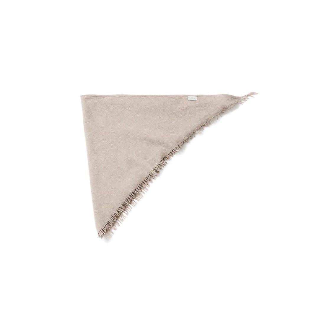 のインスタグラム：「・ New♦️Arrival・ ・ ♦︎ BLUi ブルーイ／トライアングルストール（BEIGE） ・ "BLUi (ブルーイ)"は2000年デビュー、イタリア中部モデナ地方のブランド。 素材を重視した「テキスタイルコレクション」としてスタートし、スカーフ、ストール、ポンチョ、マントなどが定番です。こちらは、秋冬の定番アイテム、ウール、カシミヤ混の三角ストール。 特徴的なトライアングルデザインは、様々な巻き方が可能で自由自在にアレンジ頂けます。 ボリュームが出過ぎず、サラリと巻くだけで美しいシルエットが生み出せる一枚。コンパクトに折りたためて持ち運びにも 便利です。 ・ #kkcloset #kkshop #菊池京子 #kyokokikuch #coordinate #コーディネート #code #ootd #outfit #kotd #カジュアル #follow #style #fashion #ファッション #秋冬 #happy #feminine #stole #beige #italy #sandbeige」