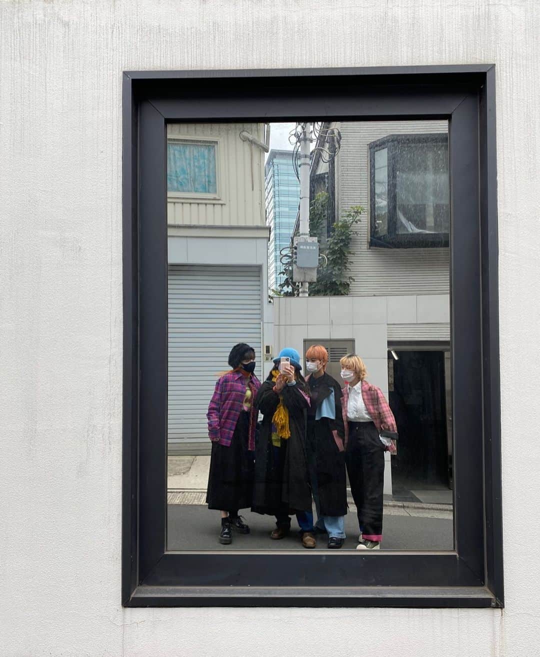 相羽瑠奈さんのインスタグラム写真 - (相羽瑠奈Instagram)「🔲 ♥︎♥︎♥︎♥︎ みんなでBLACK着たときの🤳 外に大きな鏡を見つけたのでパシャリっ この時撮った写真たち、 @rrr_tokyo 載せたので見てね〜！！📸」1月22日 11時31分 - rone.runa
