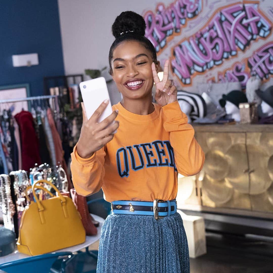 Hulu Home of Emmy-winningさんのインスタグラム写真 - (Hulu Home of Emmy-winningInstagram)「Fashion Throwback with the Queen 👑. Zoey Johnson serves up looks. Ready to see what she brings in the new episodes?」1月22日 11時36分 - hulu