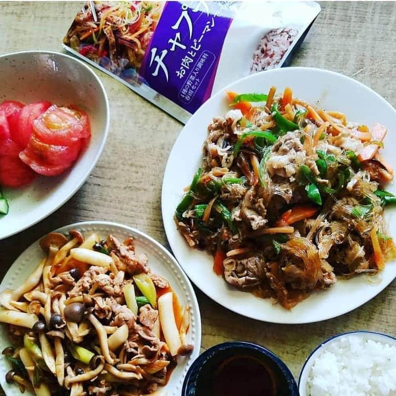 韓の食菜さんのインスタグラム写真 - (韓の食菜Instagram)「. chiharu.okanoさんが「韓の食菜 チャプチェ」「韓の食菜 豚カルビ」で作ったベジおかずを投稿してくださいました。 大皿料理が２つ！彩りもよく、豪華な食卓ですね♪ @moranbong_official @hannoshokusai  ********************************** chiharu.okano おはようございます✨ がっつり #韓国料理 #チャプチェ　#豚カルビ #韓の食菜 #フーディーテーブル #フーディストモニター すごく美味しい❤️ ・ ・ 野菜と、お肉 いつもの食卓が嘘みたいに 華やか❤️ 今回、新発売の豚カルビのほうには、 トッポギが入ってて 箸がとまりません✨ ・ ・ ごはんに合うんだよね～🎶 ・ ・ モランボン×フーディーテーブル コラボ企画に参加 頂いた、ソースとレシピで 数分で本格的な料理になりました ・ このシリーズ味がとてもいいので 本当に大好き❤️ 日常使いに是非買いたい😃  --」1月22日 11時40分 - hannoshokusai