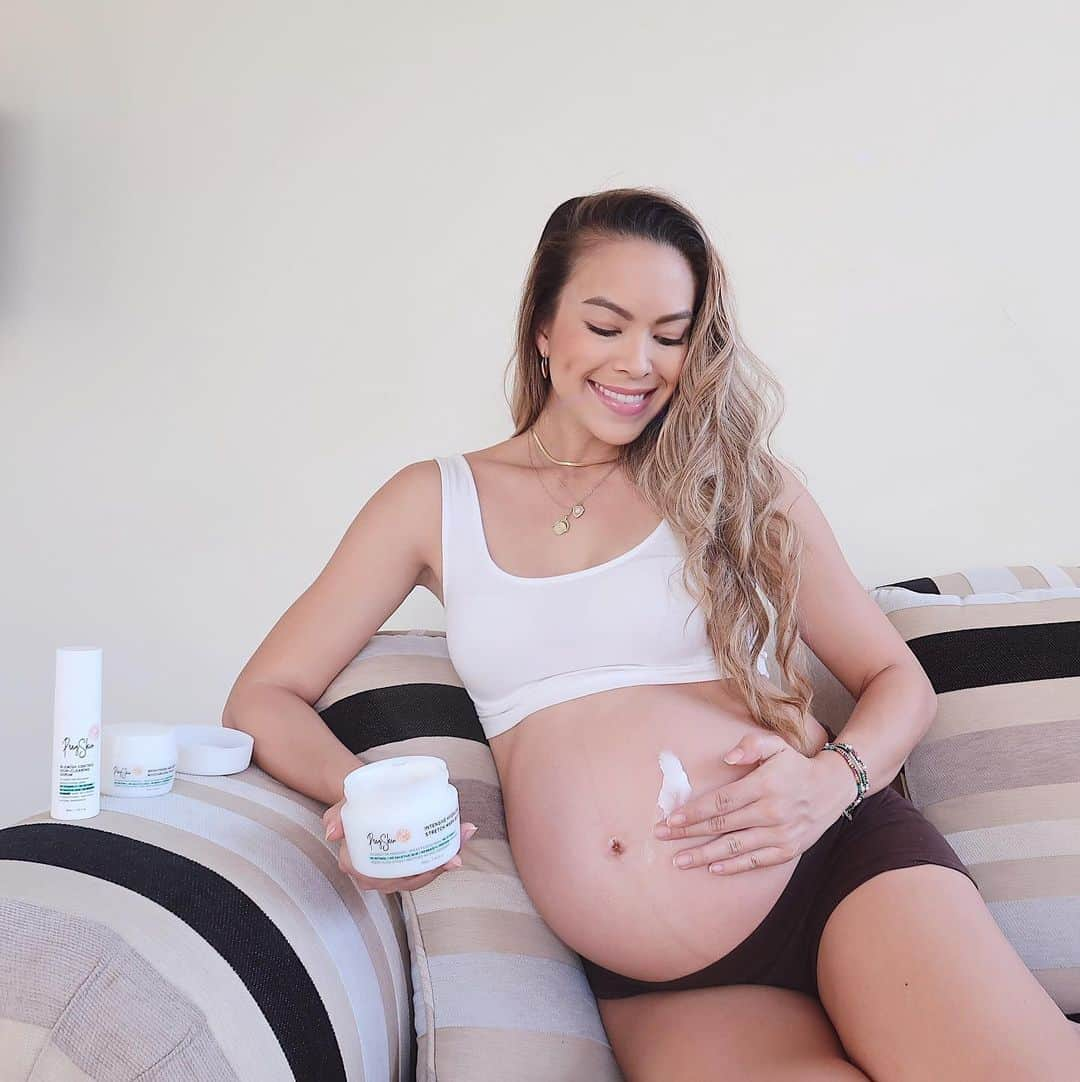 タヤ・ロジャースのインスタグラム：「Thankful to have access to pregnancy safe skincare* during my pregnancy journey 🤰🏻🥰🙏🏼 * NO vitamin A/ retinol/ parabens/ salicylic acid/ benzoyl peroxide or preservatives 🌱 @pregskinth clean skincare from my face to my belly💕  คุณแม่ทุกคนจะได้สวยมั่นใจอย่างปลอดภัย 🥰 เทย่าขอแนะนำ PregSkin สกินแคร์ตอบโจทย์ปัญหาผิวหน้าและผิวกายของคุณแม่ซึ่งผ่านการทดสอบกับผิวที่แพ้ง่ายโดยแพทย์ผิวหนังจากสถาบันชั้นนำที่ America - ผลิตภัณฑ์ของ PregSkin ปราศจากส่วนผสมที่เป็นอันตรายหรืออาจมีความเสี่ยงต่อแม่และเด็ก 🤗🌱🤰🏻  . . . . . . . . . #37weeks #37weeksbumpin #pregskin #pregnancyskincare #pregnancyglow」