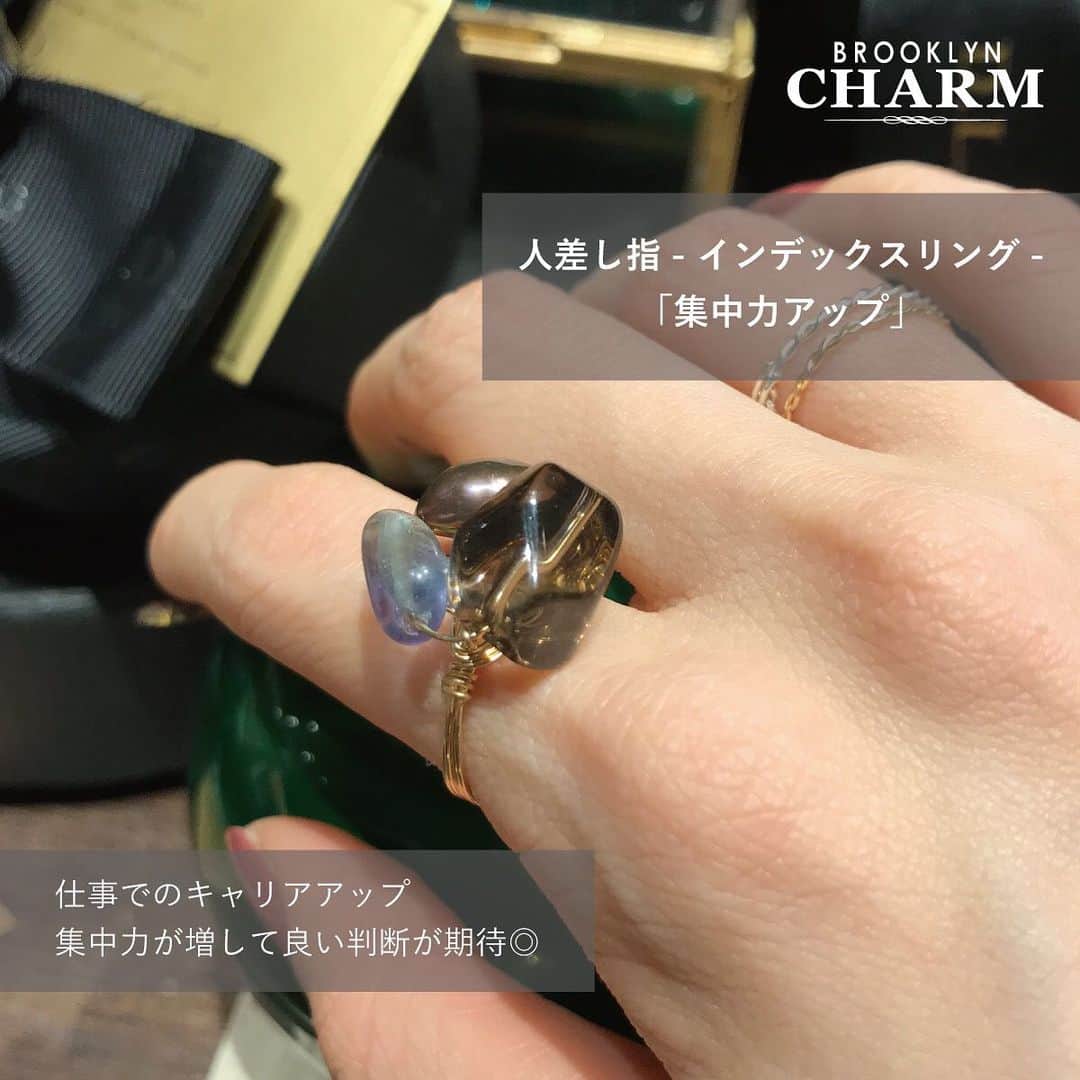 Brooklyn Charm Japanさんのインスタグラム写真 - (Brooklyn Charm JapanInstagram)「- 💍リングをはめる指が持つ意味💍  普段、何気なくつけている指輪。 皆さんはどの指につけていますか？ 実はつける指によっていろんな意味があるのをご存知でしょうか？  今回は右手5本指の意味をご紹介します✨ 指輪をつける場所の意味やパワーを知ってもっとアクセサリーを楽しみましょう♪ 皆さまのご参考になりますように💭  ⚠️掲載商品のご購入も可能です💍詳しく知りたい方はプロフィールURLからメールもしくはDMにてお問い合わせくださいませ。  —— 現在、WEB SHOPでは年に一度のビッグセールを開催中！ 5,000円(税込)以上のお買上なら送料も無料🚚💨  なかなか店舗へ行けないという方や お家でじっくりと選びたい方必見！！！  @brooklyncharm_japan  プロフィールURLをcheck‼️  是非、このお得な機会にWEBでのカスタムをお楽しみ下さい♪  - #brooklyncharmjapan #brooklyncharm #brooklyn #ny #accessary #handmade #ブルックリンチャーム #ブルックリン #ニューヨーク #アクセサリー #オリジナル #オリジナルアクセサリー #ハンドメイド #ハンドメイドアクセサリー #ネックレス #ブレスレット #ピアス #イヤリング #リング #ワイヤーリング #指輪 #指輪の意味 #手元コーデ  #ゴールドリング #シルバーリング」1月22日 11時55分 - brooklyncharm_japan