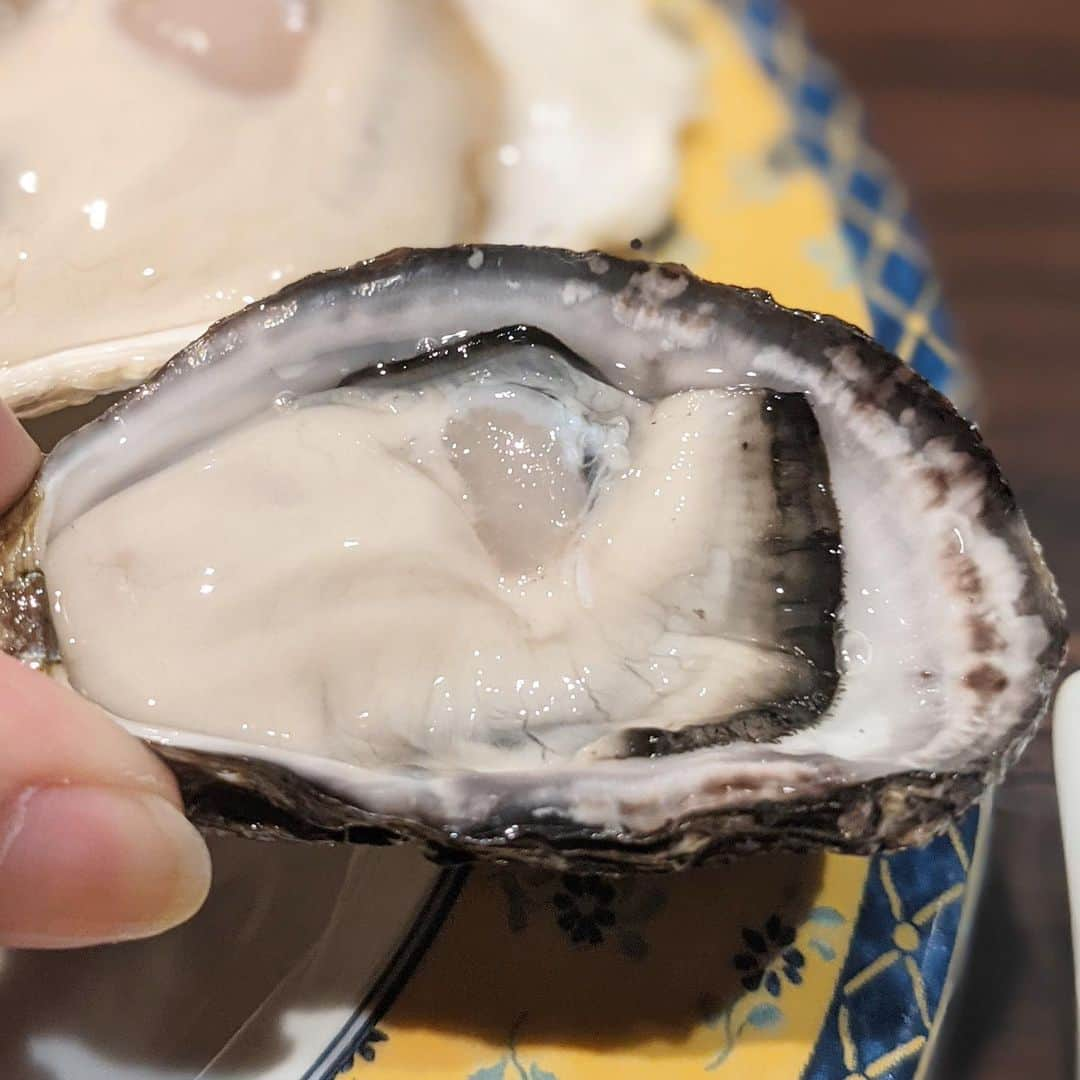 大見さなえさんのインスタグラム写真 - (大見さなえInstagram)「上級者な食べ方！海水のまま食べる生牡蠣☺️🦪﻿ 銀座『#牡蠣bar 』﻿ ﻿ 牡蠣好きにはたまらん！！﻿ 牡蠣尽くしのbar(*´꒳`*)🦪﻿ ﻿ 生牡蠣は1個500円〜550円！﻿ せっかくだからこの時期オススメの生牡蠣全種類たべた🤤🦪﻿ ﻿ 生牡蠣ってレモンとかポン酢かけて食べてたけど﻿ 海水を調味料として生牡蠣は初めて！！！﻿ 牡蠣の旨味、甘みを感じやすく美味し過ぎる😍😍﻿ ﻿ •まるえもん　あっさり人気﻿ •Takagi no Magaki  火入れした時の旨味強い﻿ •ぴゅあ坂越　男性人気！あっさり﻿ •ぷりみ　歯応えある貝柱、身が甘い﻿ •ふわふわ　永遠に食べられる﻿ •くにさきOYSTER 小ぶりで20時間精密に検査された安心生牡蠣﻿ ﻿ お店の方は牡蠣早開け世界大会の日本代表で﻿ めちゃくちゃ早い😳🦪﻿ 落ち着いた空間でひたすら牡蠣を堪能したい方に🙆‍♀️﻿ ﻿ ーーーーーーーーーーーーーーーーー﻿ ﻿ エリア　銀座﻿ 緊急事態宣言中の営業時間﻿ オープン時間　17:00﻿ クローズ時間　20:00﻿ 定休日なし﻿ ﻿ #生牡蠣 #銀座牡蠣 #牡蠣料理専門店﻿」1月22日 11時56分 - tabe_megumi