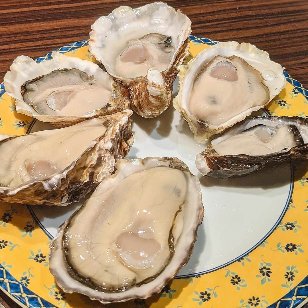 大見さなえさんのインスタグラム写真 - (大見さなえInstagram)「上級者な食べ方！海水のまま食べる生牡蠣☺️🦪﻿ 銀座『#牡蠣bar 』﻿ ﻿ 牡蠣好きにはたまらん！！﻿ 牡蠣尽くしのbar(*´꒳`*)🦪﻿ ﻿ 生牡蠣は1個500円〜550円！﻿ せっかくだからこの時期オススメの生牡蠣全種類たべた🤤🦪﻿ ﻿ 生牡蠣ってレモンとかポン酢かけて食べてたけど﻿ 海水を調味料として生牡蠣は初めて！！！﻿ 牡蠣の旨味、甘みを感じやすく美味し過ぎる😍😍﻿ ﻿ •まるえもん　あっさり人気﻿ •Takagi no Magaki  火入れした時の旨味強い﻿ •ぴゅあ坂越　男性人気！あっさり﻿ •ぷりみ　歯応えある貝柱、身が甘い﻿ •ふわふわ　永遠に食べられる﻿ •くにさきOYSTER 小ぶりで20時間精密に検査された安心生牡蠣﻿ ﻿ お店の方は牡蠣早開け世界大会の日本代表で﻿ めちゃくちゃ早い😳🦪﻿ 落ち着いた空間でひたすら牡蠣を堪能したい方に🙆‍♀️﻿ ﻿ ーーーーーーーーーーーーーーーーー﻿ ﻿ エリア　銀座﻿ 緊急事態宣言中の営業時間﻿ オープン時間　17:00﻿ クローズ時間　20:00﻿ 定休日なし﻿ ﻿ #生牡蠣 #銀座牡蠣 #牡蠣料理専門店﻿」1月22日 11時56分 - tabe_megumi