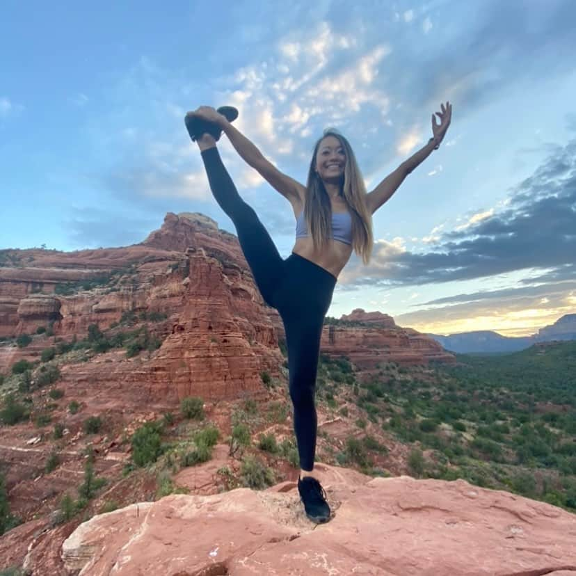 本田景子さんのインスタグラム写真 - (本田景子Instagram)「My favorite place SEDONA. I want to there again & again.  大好きな場所。 何度でも行きたくなる場所。 頑張るエネルギーをもらえる場所。 私にとってセドナはそんなパワースポット。  ここはボイントンキャニオン (Boynton Canyon) は、4大ヴォルテックスの中でも珍しい、男性エネルギーと女性エネルギーと両方のパワーがあるバランスのとれたスポット。 ノエルという男性エネルギーの岩に登ってみました。 戦士のようにたくましいパワーを得ることが出来るらしい！💪  ※これは数年前の写真です Threw back series. . . #チア #アメリカ生活 #チアリーダー #夢 #挑戦 #意志あるところに道は開ける #challenge #chance #nflcheerleader #sedona #boyntoncanyon」1月22日 11時48分 - keikohonda1111