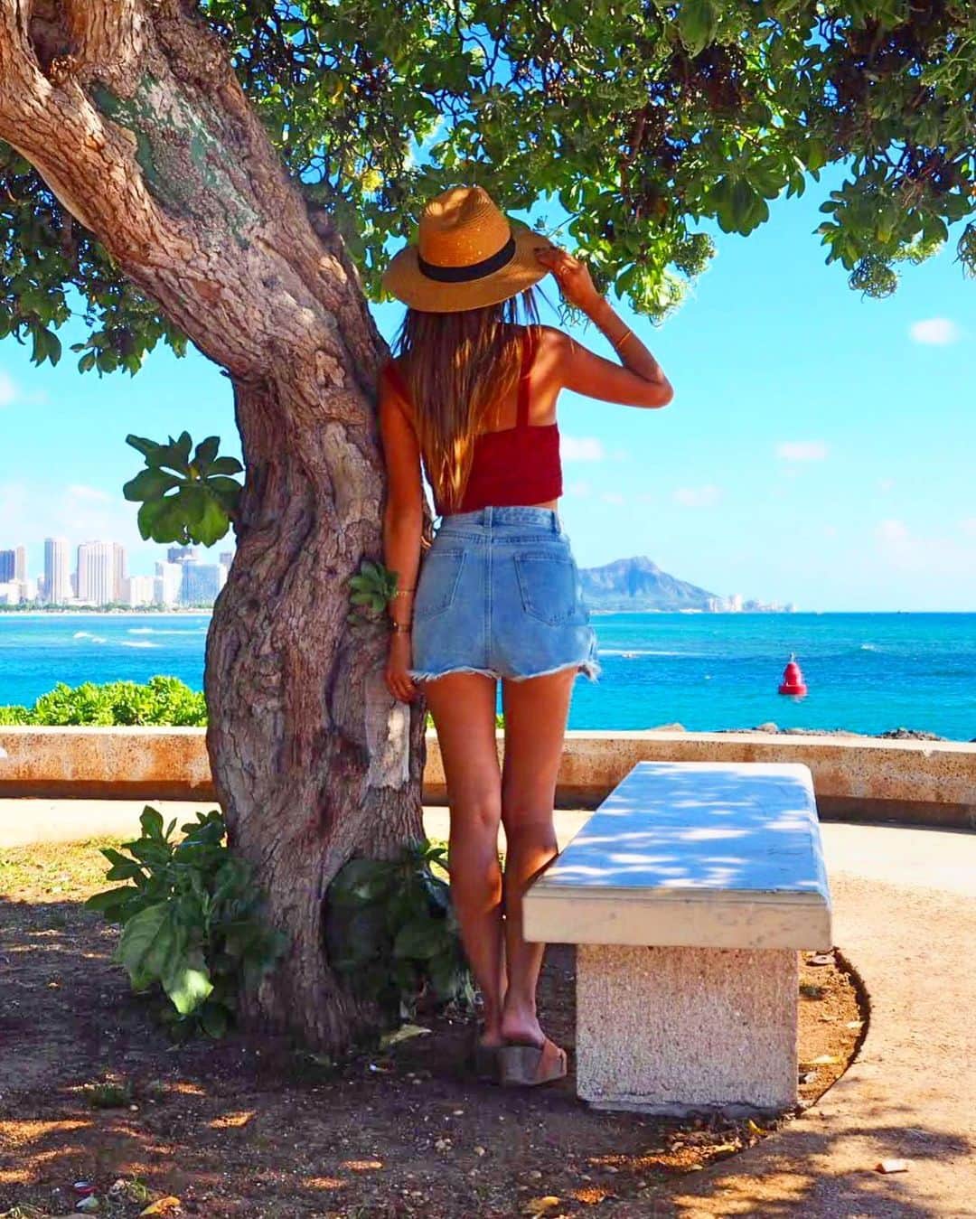 のインスタグラム：「💙💚💠💚💙 ・ 近くで見る景色もすきだけど 遠目からだとダイヤモンドヘッドや ワイキキの街が一望出来て これまたすきな景色♡ ・ #hawaii#islandofoahu#oahu#ハワイ#trip #オアフ島#travel#loco_hawaii#travel_jp #funtorip#タビジョ#旅MUSE#genic_travel #genic_mag#たびねす#旅行#genic_hawaii #waikikibeach#beach#sea#oahuhawaii #tabijyomap_hawaii#lealeahawaii#2021」