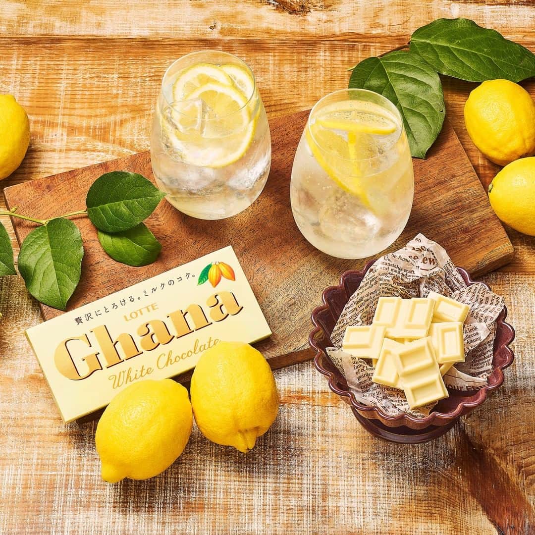 ロッテ ガーナチョコレート【公式】のインスタグラム：「＼レモンチューハイと至高のマリアージュ💕／⠀ ガーナとお酒のマリアージュ第五弾❣⠀ 今回は意外に思われる方も多いかもしれない、⠀ 『レモンチューハイ』とのマリアージュ🍋⠀ ⠀ ガーナホワイトのまろやかな甘さとレモンチューハイの酸味やすっきりさが合わさり、お互いの良さを引き立てる組み合わせに✨⠀ ⠀ レモンを使ったスイーツにホワイトチョコレートとの組み合わせが多いことを考えたら、その相性の良さもイメージしやすいのではないでしょうか😋⠀ ⠀ ぜひ今週一週間頑張った自分へのご褒美にお試しください💗⠀ ⠀ #ロッテ #ガーナ #ghana  #ガーナホワイト #おうち時間 #マリアージュ #レモンチューハイ」