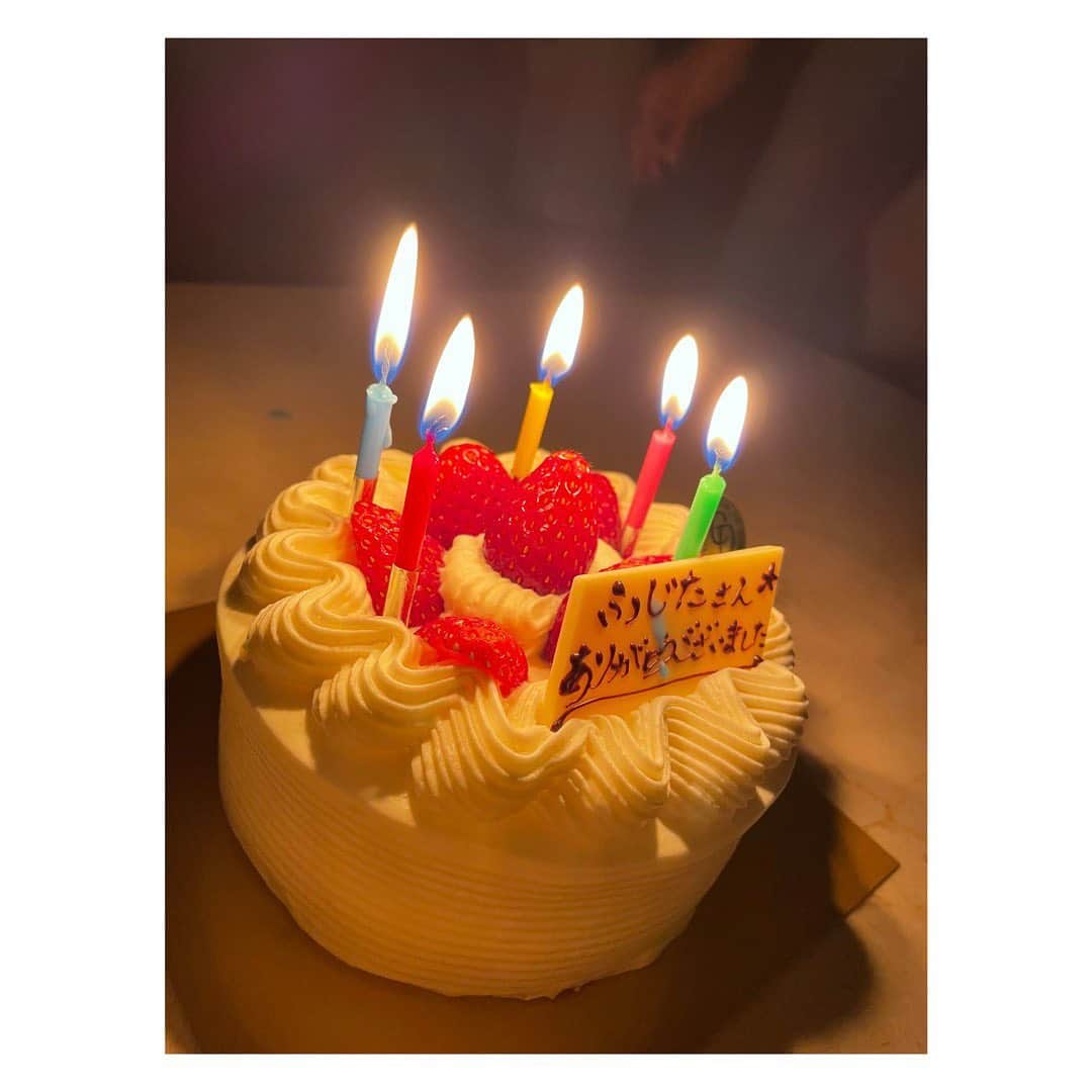 柏木葵のインスタグラム：「✴︎ ✴︎ 私の担当の藤田さんが別のお店に 異動になってしまいました(´；ω；`)  藤田さんに担当してもらった期間は1年もなかったんだけど、 去年担当さんが変わって、 『これからよろしくお願いします！藤田です！』と 連絡をもらったとき、 私は本気でP&Jを辞めようと思っていました。 そして、最初に話したことは 「これからここに残るかどうするか」という話でした。笑 (結果残って超楽しく働かせてもらってます)  お客様と連絡先を交換する、という基本中の基本すら 知らなかったポンコツの私に、 「連絡はこうやってこれくらいの頻度でしてください」とか 「ブログはこういうことを書いてみたらアクセス数が上がるかもしれません」とか、 細かくアドバイスをくれて、 その通りにしていたら…他のキャストさんに比べたら小さいけれど、 私なりの目標を達成することができました。  藤田さんが担当じゃなかったら、 正直、私辞めていたと思います。笑  いつも私を褒めて育ててくれて、 指名1本取っただけで、同伴を組んだだけで、 国民栄誉賞か？というくらい 褒め称えてくれた藤田さん。 ありがとうございました(´；ω；`)  最後はみんなで「頑張ってね！」で送り出しました🎁✨ お世話になりました！！！ 桃李遊びに行くね！！！ ✴︎  ✴︎ #最強の女戦士 #藤田さん  #男社会でガンガン出世するタイプの女  #私と同じ匂いのする女 #メンタル強いタイプの女  #意外と繊細だったり乙女なところ知ってるよ  #誰かが誕生日きたとなればお祝いし  #クリスマスプレゼントも配り  #いつも何かを配ってくれた藤田さん  #大したお返しもできずすみません  #お寿司とか焼肉食べたくなったら言ってね  #おばさんがご馳走するよ  #たくさん食べて大きくなれよ」