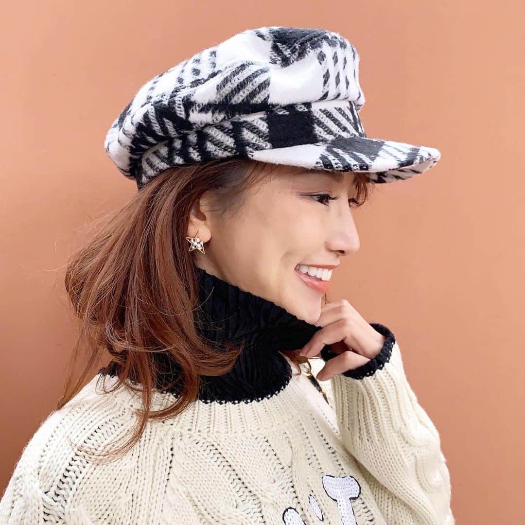 Yumiko Obaのインスタグラム：「#sp SALE商品＆新商品　追加しました💫 * * 大人の遊び心を感じるスターモチーフに、パールを組み合わせた華やかなピアス⭐️ * * パール部分を上に向けたり、下に向けたり、気分で付け方も変えられます😉🎵 * * マスク生活でお気に入りのリップメイクをしてもほとんど顔の下半分は隠れたまま。。。 顔まわりを少しでも華やかにしたいなぁ、と最近のコーデにピアスは欠かせないアイテムになってきました。 * * 小さなピアスひとつでも、オシャレをすると気分がグッと上がります🤩⤴️ その上パールはハイライト効果があるんだよー、なんて聞いたらなお嬉しくなるよね😆💕 * * * * * ____________________________________________________💐 ❤︎stylepoint❤︎ 即納品、SALE品のみでご購入下さると 即日発送🔜🔜🔜🛒🛍📦🏠 * * 予約商品と一緒にご購入されますと、予約商品が揃ってからの発送になります⚠️⚠️⚠️ * * 別発送をご希望の場合はこちら💁‍♀️ ⬇️ ⬇️ info＠stylepoint.jp お気軽にお問い合わせください☺️💖 ____________________________________________________💐 * * * * * ____________________________________________________💐 🛍postへのタグ付けからshop NOW🛒❣️ ✈︎✈︎✈︎商品ページにすぐに飛べるようになっています。 プロフィールにはshopへのリンクがございます🌟 💌お問い合わせはメールにてinfo@stylepoint.jp ____________________________________________________💐  #大人コーディネート #大人コーデ #大人女子 #大人ファッション #大人カジュアル #大人カジュアルコーデ #大人女子コーデ #ファッション #コーディネート #きれいめカジュアル  #今日のコーデ #本日のコーデ  #春の新作 #春のコーデ #新作  #アクセサリー #パールピアス #パール  #マスク #マスク生活 #マスクメイク  #アラフォー #アラフォーファッション #アラフォーママ #アラフォーコーデ #アラフィフ #アラフィフコーデ #アラフォーファッション #綺麗めコーデ  #セレクトショップ  https://stylepoint.jp」