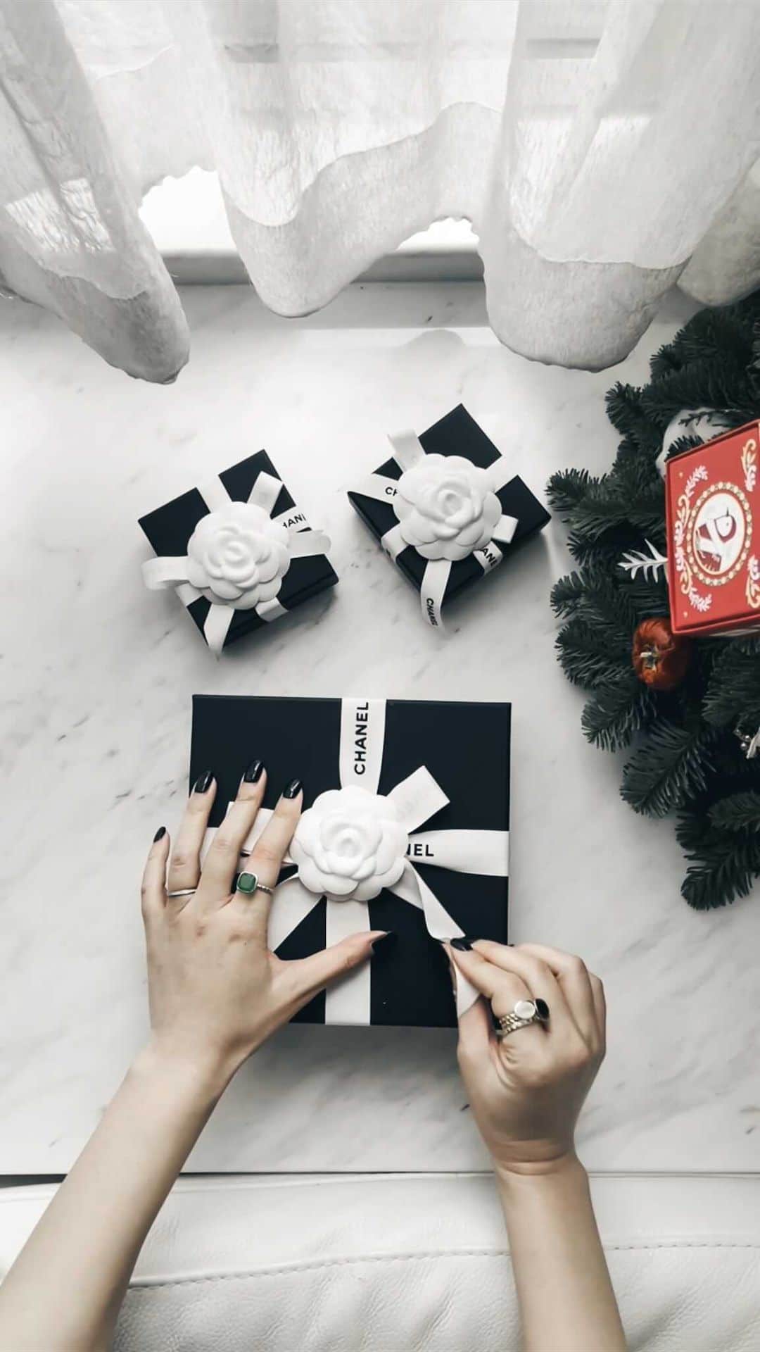 Ruby Kwanのインスタグラム：「Did you ever have pictures or videos edited but forget to post? Hahaa! Here it is. 😛 Got these beauties before Christmas and already wore them many times. 🙈 I’m glad to reveal this #chanelunboxing today. 🖤 Happy Friday!  #rougeclosetunboxing #chanelfallwinter #chanelcostumejewelry #chanelfw20  _____________________________________ #chanel #chanelhongkong #chanelearrings #chanelhairclip #chanelbelt #chanelaccessories #chanelhk #chanellove #fw20 #chanelfallwinter2020 #neverwithoutmychanel #chaneladdict #chanelcollection #openbox #unboxingvideo #luxurystyle #styleinspirations #accessoriesoftheday #costumejewellery #pearlearrings #leatherbelt #hairclip #chanelbox」