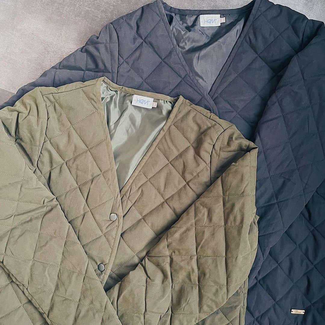 HeM sportsのインスタグラム：「インナーにもアウターにも使えるHeM sportsのキルトジャケットは、ブラックとカーキの2色展開💡 ﻿ 軽くてあったかい、冬の必須アイテムですよ！ ﻿  ﻿ 重ね着してもかさばらず、Vネックで首回りをスッキリと見せてくれます✨ ﻿ ちょうどお尻が隠れるくらいの長さなので、流行りのロング丈のコートと合わせてみては？😌 ﻿  ﻿ ****************************************** ﻿ ■インナーキルトジャケット ﻿ ￥4,378（税込）《SALE》 ﻿ ****************************************** ﻿  ﻿ 商品の詳細はプロフィールページのURLからご覧ください💨 ﻿  ﻿ #HeMsports #HeM #yoga #running #ヘム #ヘムスポーツ #スポーツウェア #トレーニング #ヨガ #ランニング女子 #フィットネス女子 #スポーツ女子 #スポーツコーデ #アウトドアコーデ #楽ちんコーデ #大人カジュアル #ジャケットコーデ #ナイロンジャケット #リバーシブルボアブルゾン #2020aw #スポーティーコーデ #冬服コーデ #冬ファッション #冬アウター #プチプラファッション #キルトジャケット #ネイビーコート #カーキコート #重ね着コーデ #あったかコーデ ﻿」
