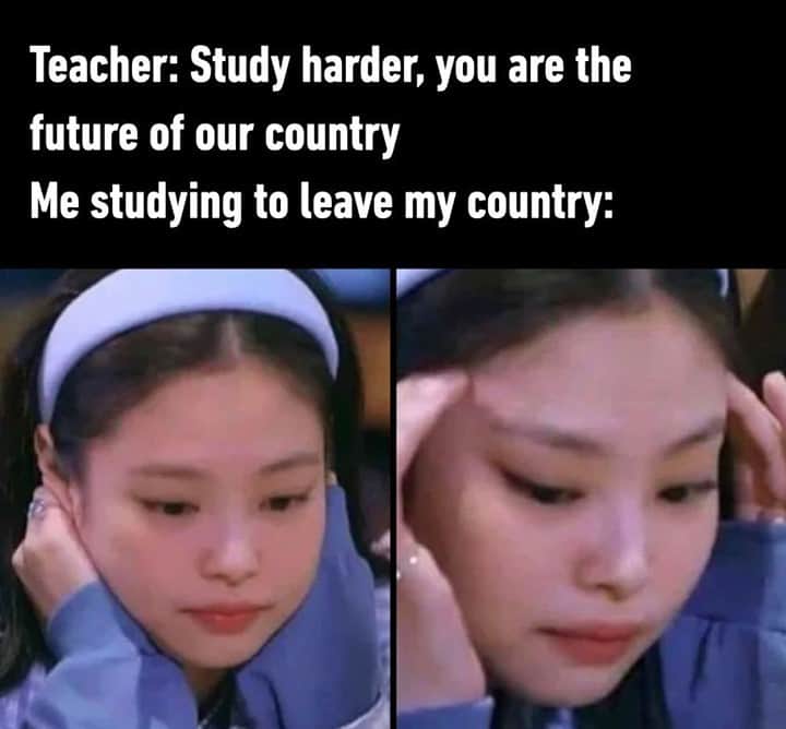 9GAGさんのインスタグラム写真 - (9GAGInstagram)「I used to be the future. Now I look at memes all day.⠀ #study #memes #9gag」1月22日 12時00分 - 9gag