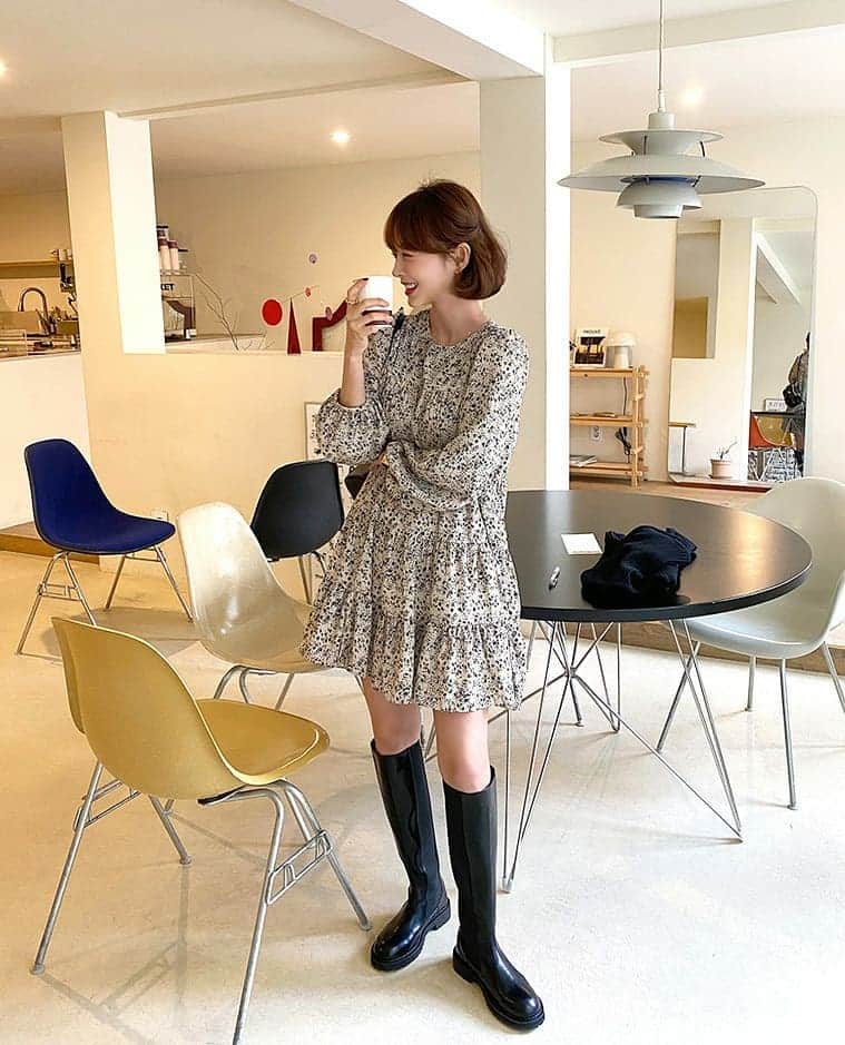 imvelyジャパンのインスタグラム：「🆕本日の新作5%OFF🆕  本日の1PICKは～🤔💫 ブラックフラワーパターンでいろいろなコーデができ 歩くたびにふわっと揺れるカンカンスカートが 可愛いミニワンピースです🖤🖤  詳細はサイトでチェックしてください💡  #イムブリー#IMVELY#ワンピース#大人カジュアル#大人可愛い#ootd#デイリー #カジュアルコーデ」