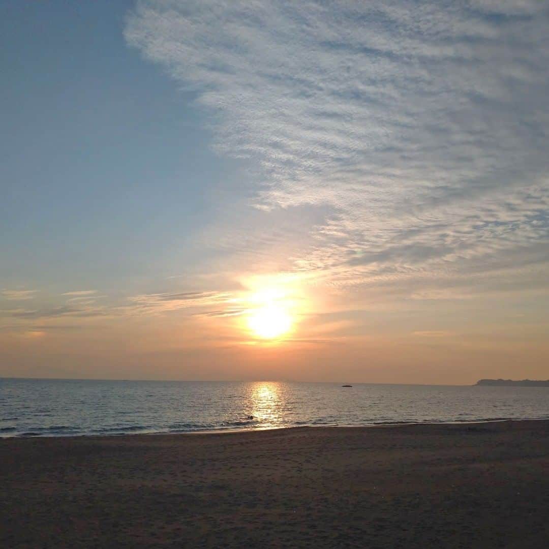【公式】オーシャンリゾートホテル マホロバ・マインズ三浦さんのインスタグラム写真 - (【公式】オーシャンリゾートホテル マホロバ・マインズ三浦Instagram)「. 今朝の三浦海岸は 風もほとんどなく おだやかな朝でした。  こんな日は海岸沿いを 波の音を聞きながら お散歩したくなりますね。  とはいっても三浦海岸は ほとんど波のない おだやかな海なので 普段は波の音は聞こえないのですが(笑)  夏の賑やかな海もいいですが、 のどかで静かな冬の三浦海岸も 素敵ですよね😊  #朝日 #朝焼け #日の出 #東京湾 #空が好き #冬空 #サンライズ #朝陽 #gotoトラベル #お写んぽ #朝日が好きな人と繋がりたい #散歩道 #田舎の風景 #お散歩日和 #sunrise #スローライフ #テレワーク #移住 #田舎暮らし #igで繋がる空 #二拠点生活 #移住生活 #移住計画 #三浦 #マホロバ #三浦半島 #maholovaminds #マホロバマインズ #三浦海岸 #マホロバマインズ三浦」1月22日 12時00分 - maholova_minds_miura