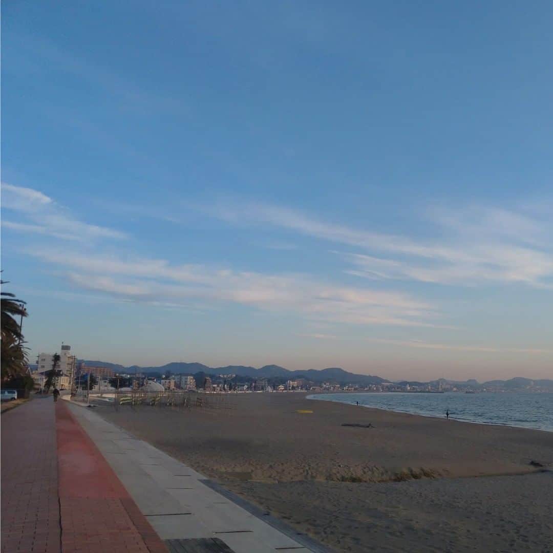 【公式】オーシャンリゾートホテル マホロバ・マインズ三浦さんのインスタグラム写真 - (【公式】オーシャンリゾートホテル マホロバ・マインズ三浦Instagram)「. 今朝の三浦海岸は 風もほとんどなく おだやかな朝でした。  こんな日は海岸沿いを 波の音を聞きながら お散歩したくなりますね。  とはいっても三浦海岸は ほとんど波のない おだやかな海なので 普段は波の音は聞こえないのですが(笑)  夏の賑やかな海もいいですが、 のどかで静かな冬の三浦海岸も 素敵ですよね😊  #朝日 #朝焼け #日の出 #東京湾 #空が好き #冬空 #サンライズ #朝陽 #gotoトラベル #お写んぽ #朝日が好きな人と繋がりたい #散歩道 #田舎の風景 #お散歩日和 #sunrise #スローライフ #テレワーク #移住 #田舎暮らし #igで繋がる空 #二拠点生活 #移住生活 #移住計画 #三浦 #マホロバ #三浦半島 #maholovaminds #マホロバマインズ #三浦海岸 #マホロバマインズ三浦」1月22日 12時00分 - maholova_minds_miura